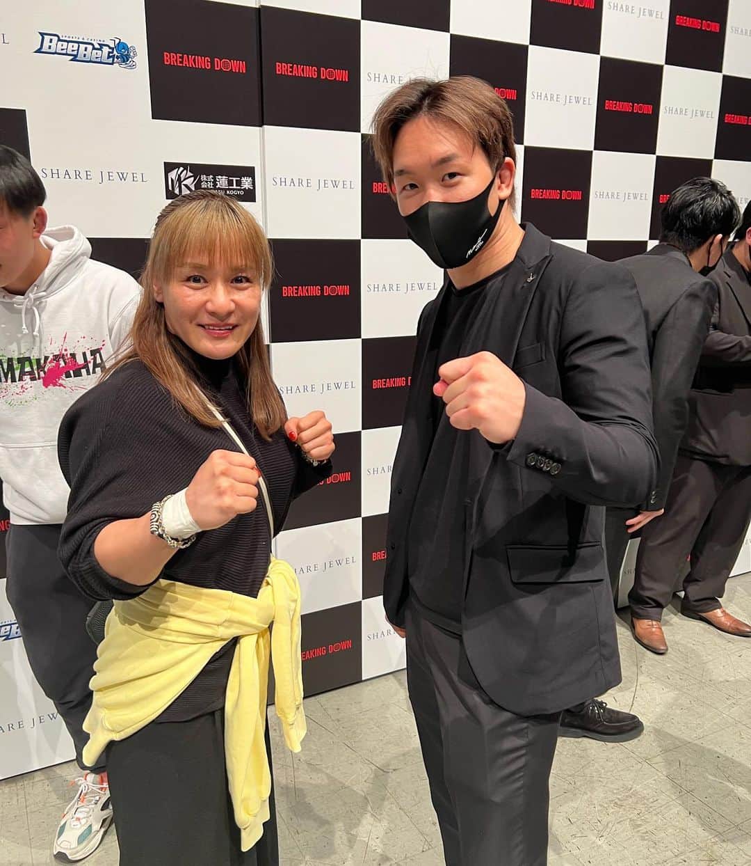 山田よう子のインスタグラム：「素晴らしい大会をありがとうございます‼️そしてお疲れ様でした １分の中に素晴らしいドラマがありその機会を下さり未来君には感謝しかありません⭐️ そして新しい物語もありそうでBBAの山田よう子にもこれからが見えて楽しみとワクワクが止まりません💛　もう一度リングに上がりたい気持ちが燃え上がりました🔥🔥🔥 選手の皆様、運営側の皆様、本当にお疲れ様でした‼️ブレイキングダウン最高です⭐️ #ブレイキングダウン #朝倉未来 #朝倉海 #未来  #明るい #格闘技 #大好き　　#挑戦　#アラフォー　#ママ #チャレンジ #YouTube #YouTuber」
