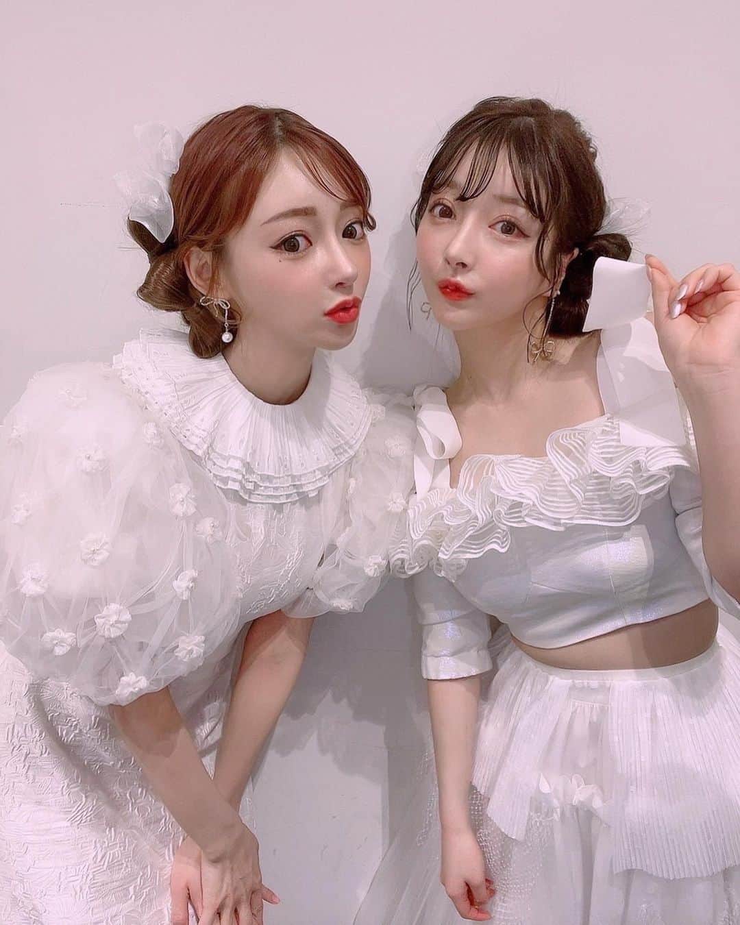 明日花キララさんのインスタグラム写真 - (明日花キララInstagram)「カリちんとシミラーした👼🏻🤍 髪型一緒にちたいって赤ちゃんみたいな顔で言ってきてかわいかた🫶🏻 2人とも髪の毛で作ったリボン付いてるだよ🦋🦋  @aya_yagishita さんがセレクトするお洋服はいつもかわいすぎる👰🏼‍♀️🫧」3月22日 16時35分 - asukakiraran