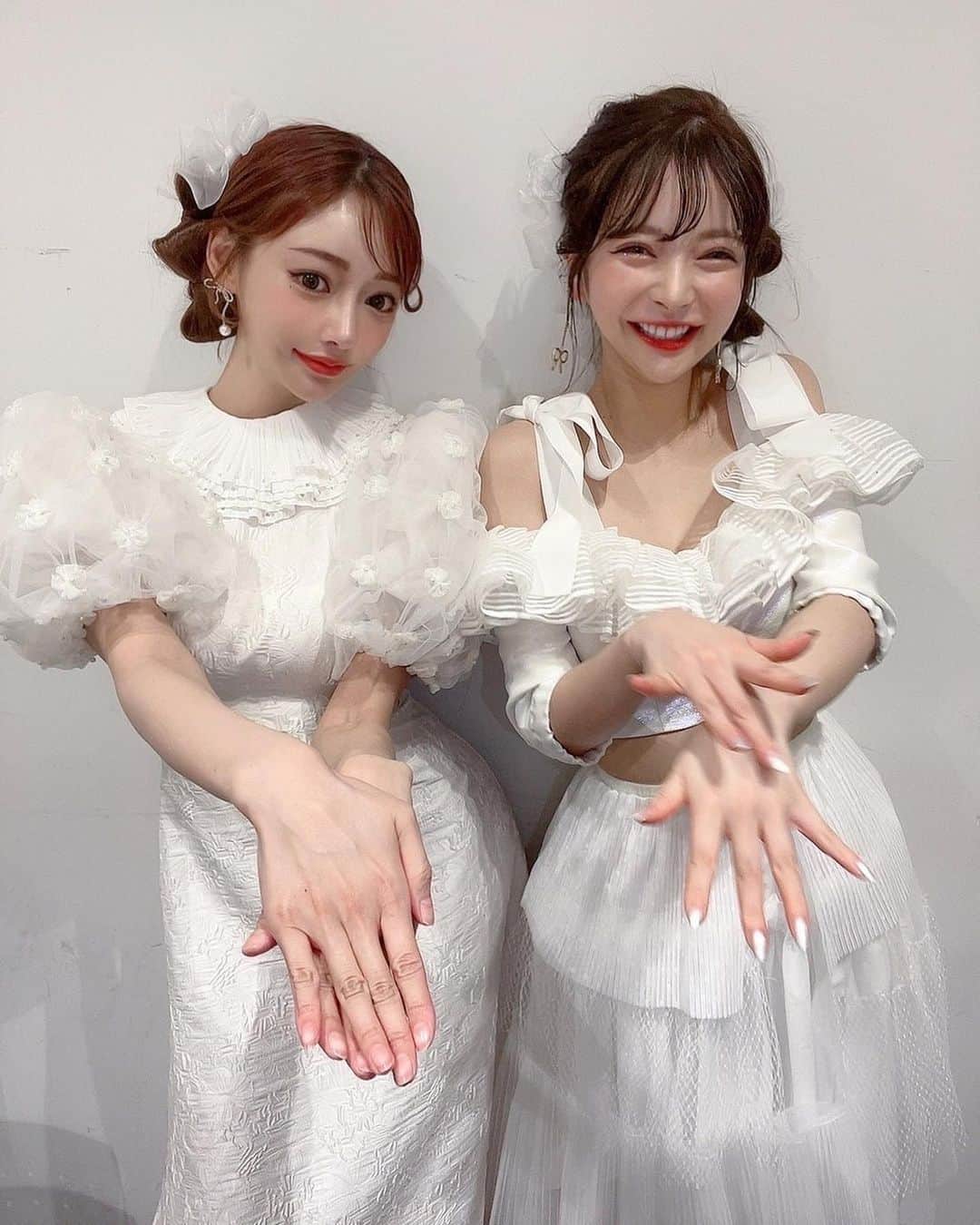 明日花キララさんのインスタグラム写真 - (明日花キララInstagram)「カリちんとシミラーした👼🏻🤍 髪型一緒にちたいって赤ちゃんみたいな顔で言ってきてかわいかた🫶🏻 2人とも髪の毛で作ったリボン付いてるだよ🦋🦋  @aya_yagishita さんがセレクトするお洋服はいつもかわいすぎる👰🏼‍♀️🫧」3月22日 16時35分 - asukakiraran