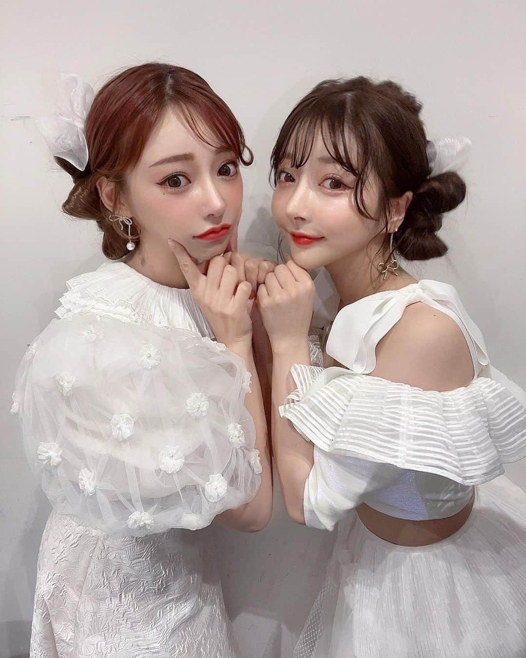 明日花キララさんのインスタグラム写真 - (明日花キララInstagram)「カリちんとシミラーした👼🏻🤍 髪型一緒にちたいって赤ちゃんみたいな顔で言ってきてかわいかた🫶🏻 2人とも髪の毛で作ったリボン付いてるだよ🦋🦋  @aya_yagishita さんがセレクトするお洋服はいつもかわいすぎる👰🏼‍♀️🫧」3月22日 16時35分 - asukakiraran