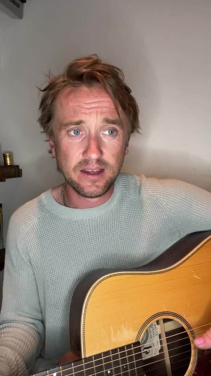 トム・フェルトンのインスタグラム：「❤️x」