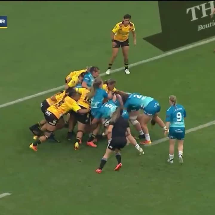 サラ・ゴスのインスタグラム：「Who would have thought I’d ever save 5 points with these flippers 😂  My big feet finally making themselves usefull🦶🙏🏽  🎥 @skysportnz   #superrugbyaupiki #whatafluke #trysavingthings」