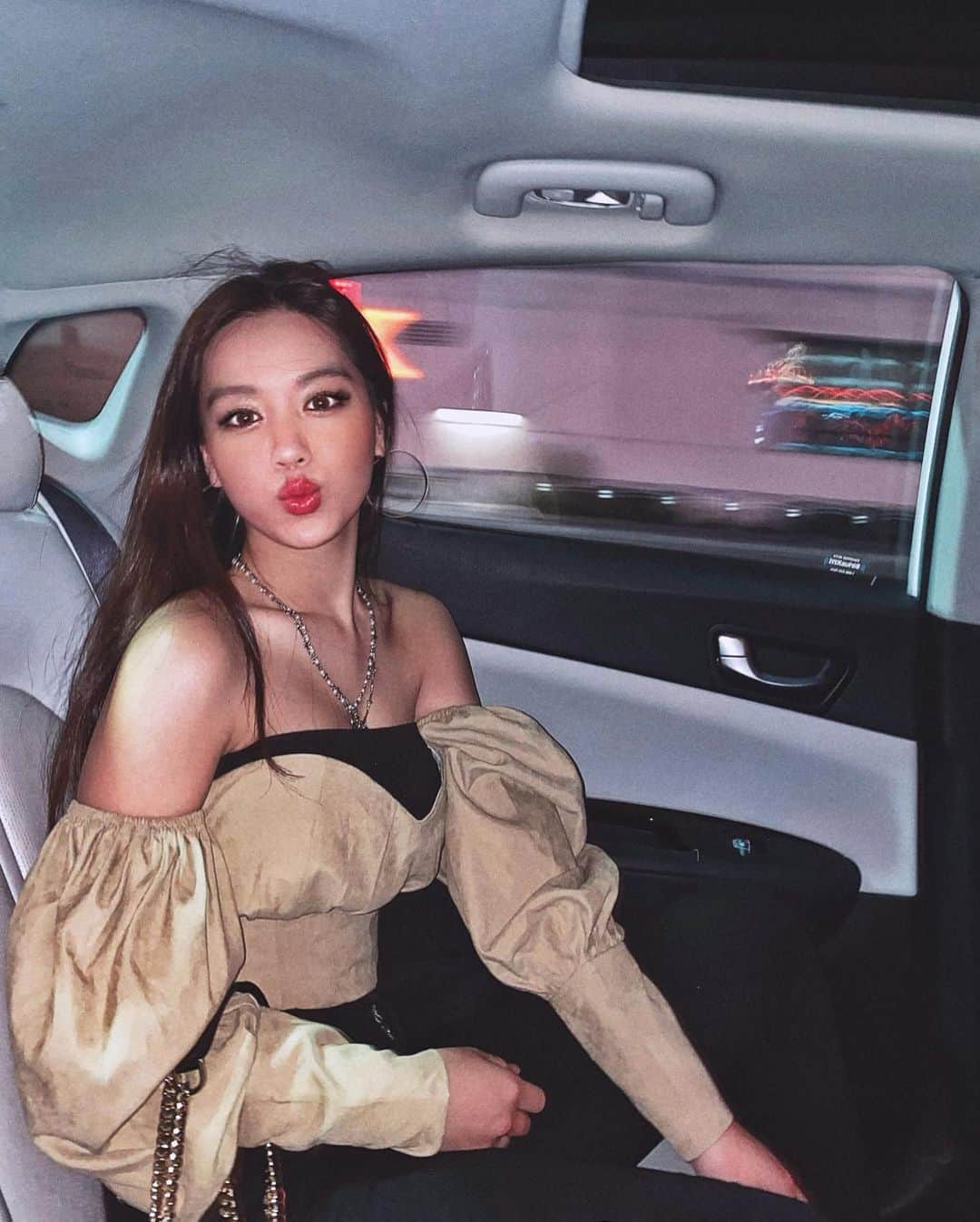 キム・ヒジョンのインスタグラム：「Speedin’ to you🖤」
