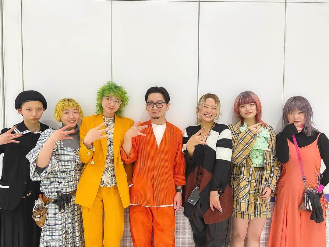 のインスタグラム：「今日はミルボンさん主催のセミナー。久々にフィジカルにて大規模なセミナーでした。 @enog_bymilbon のお披露目会としてたくさんの方に来て頂き、めちゃくちゃ緊張しましたが、僕なりにスタイルと剤の解説をさせてもらいました。 来て頂きありがとうございました！  #milbon #ミルボン #enog #エノグ #カラー剤　#ローンチ #発表会 #セミナー #美容師」