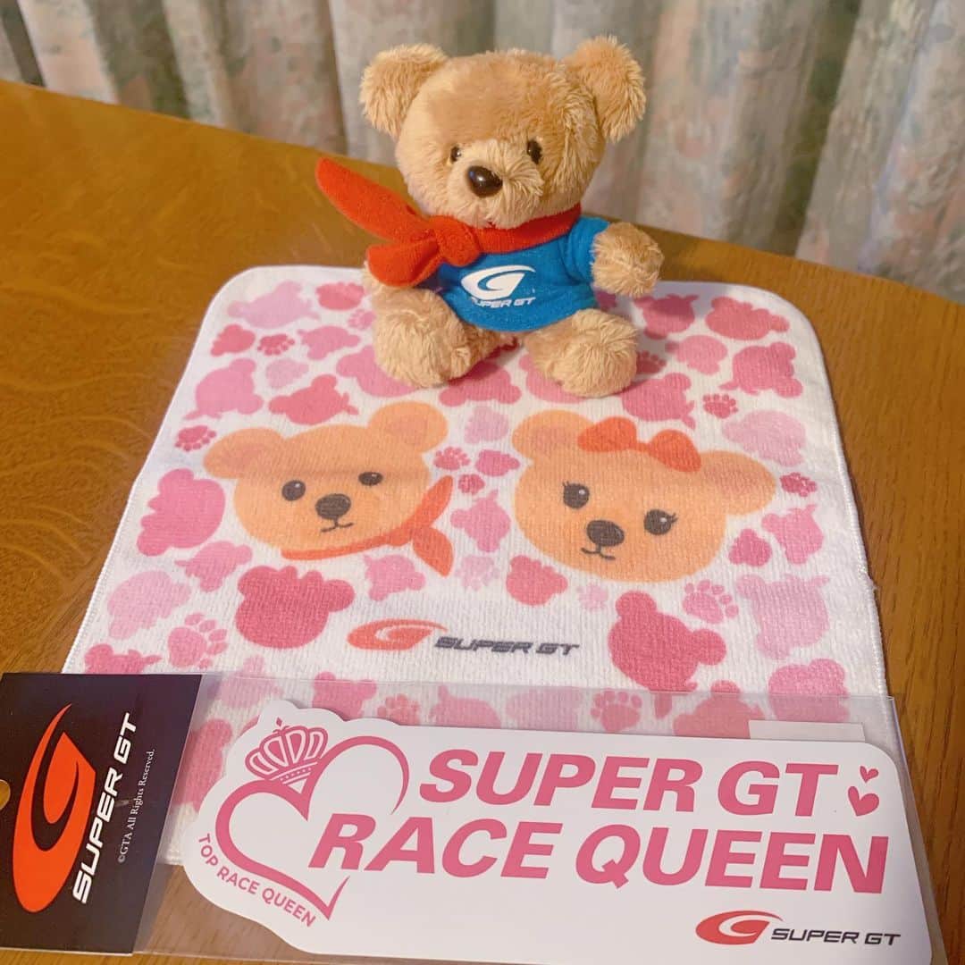 のインスタグラム：「GTグッズもらった🧸💕 レースクイーンステッカーどこに貼ろう🐻❤️ ポール君かわいい🐻  #supergt #ポール　#ウィニー #gt #スーパーgt」