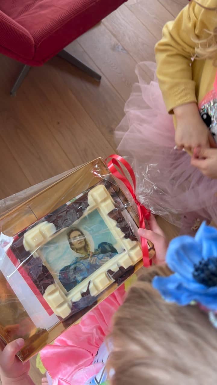 ヤナ・スクラのインスタグラム：「Godsakkes. Ik vind het zo leuk om weer te spelen. En in Zoetermeer krijg je gewoon je ego in chocola mee naar huis 😍 dank @dezoetelaar」