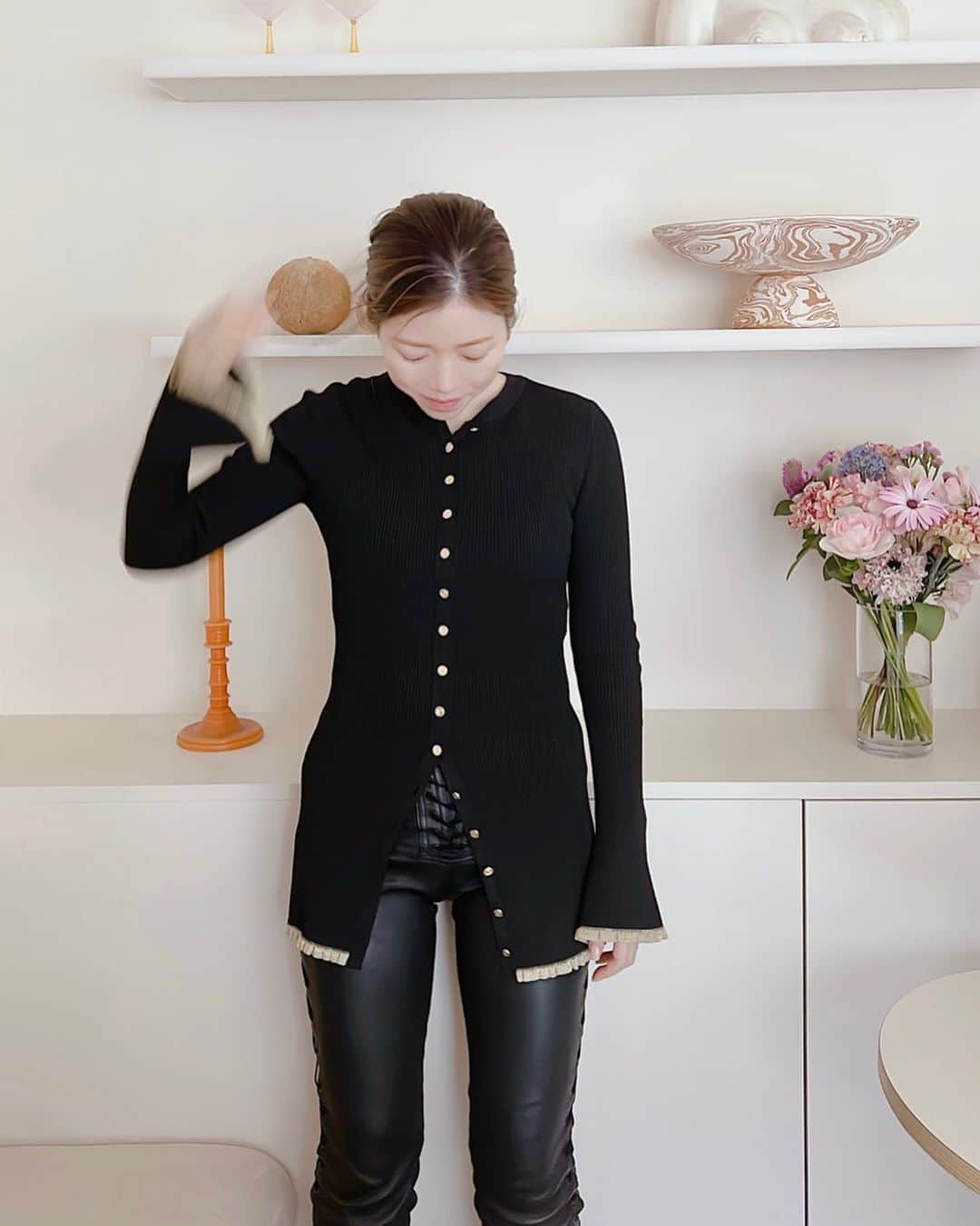 山脇道子のインスタグラム：「また寒くて今日はレザーパンツ履いた❄️🥺 Tops @pacorabanne  Pt @unravelproject」