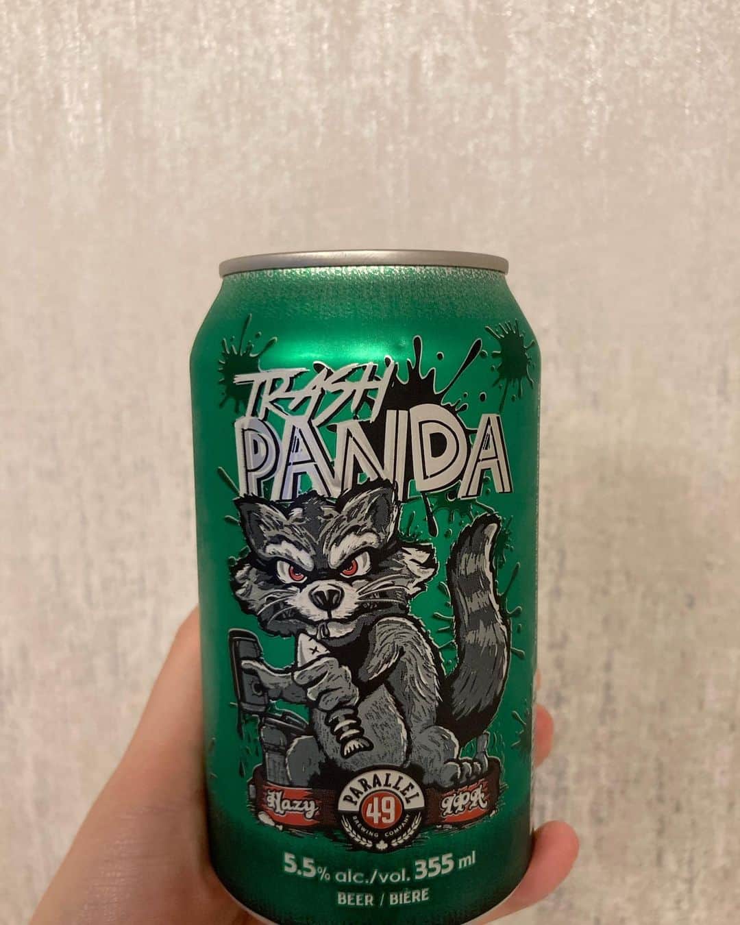 天明麻衣子のインスタグラム：「ノンアルコールカクテルを作った私ですが、このビール本当に美味しい💕  今までビールといえば、飲みやすいor飲みづらいしかなかったけれど、これは美味しいってはっきり分かる！何でだろう？フルーティーだからかな🤔  今夜は節電しなきゃだし、本を読みながらビール飲んで早く寝よう✨この間のTEDxUTokyo Salonでお話を伺った脳科学研究の渡辺正峰先生の本。ビールのお供にはやや難解かもしれないけど　笑  #クラフトビール #カナダ #parallel49brewing #trashpanda #美味しいビール発見 #tedxutokyosalon #脳科学 #脳科学者 #渡辺正峰 #脳の意識機械の意識」