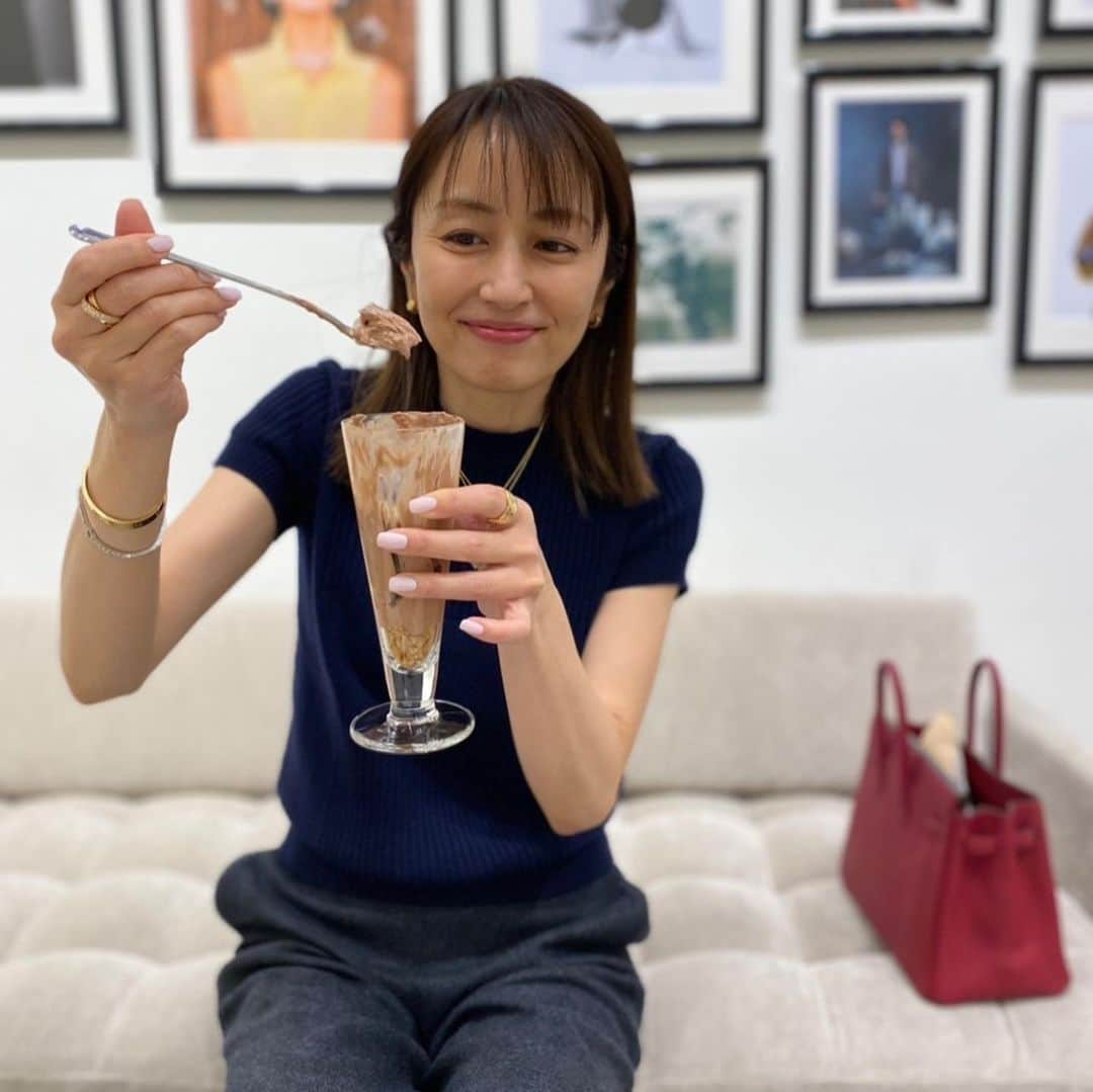 矢田亜希子さんのインスタグラム写真 - (矢田亜希子Instagram)「今日は本当に寒かったですね！ 冬服に戻りますね‼︎ #私服#冬#ウールもの#テディジャケット @ysl  #カシミアニット @hermes  #大好きなパフェ @barneyscafe_ginza #いつも本当に美味しい#美味しくてびっくりする#そして癒し#一歳#可愛いすぎる#歩き始め#癒しでしかない❤️#こんな小さかった頃の息子を思い出すだけで胸キュン」3月22日 18時17分 - akiko_yada