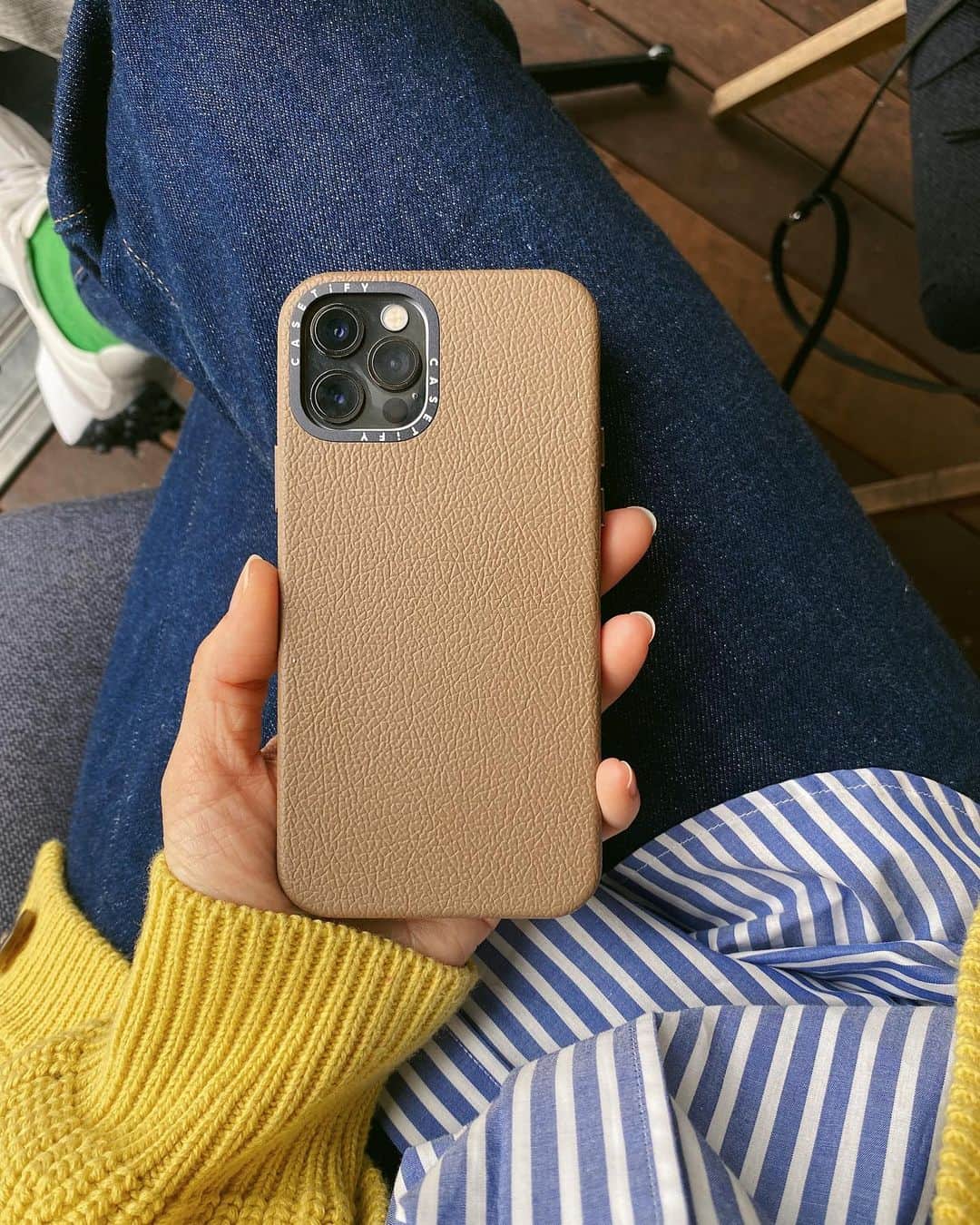 小祝麻里亜のインスタグラム：「📲🐻🧳👞🍫🍩  スマホケースを仕事用に一新しました🫶エトゥープカラーが落ち着いていて可愛い🍫　動物実験されてないクルエルティフリーレザーで安心感もあるのでこちらに決めました🐻🧳  今日はお足元悪いから退勤、帰路はお気をつけくださいね☃️🤍 ． ． ＿＿＿ @CASETiFY @CASETiFY_jp #CASETiFY #ShowYourColors  #아이폰케이스 #아이폰12프로 #アイフォンケース」