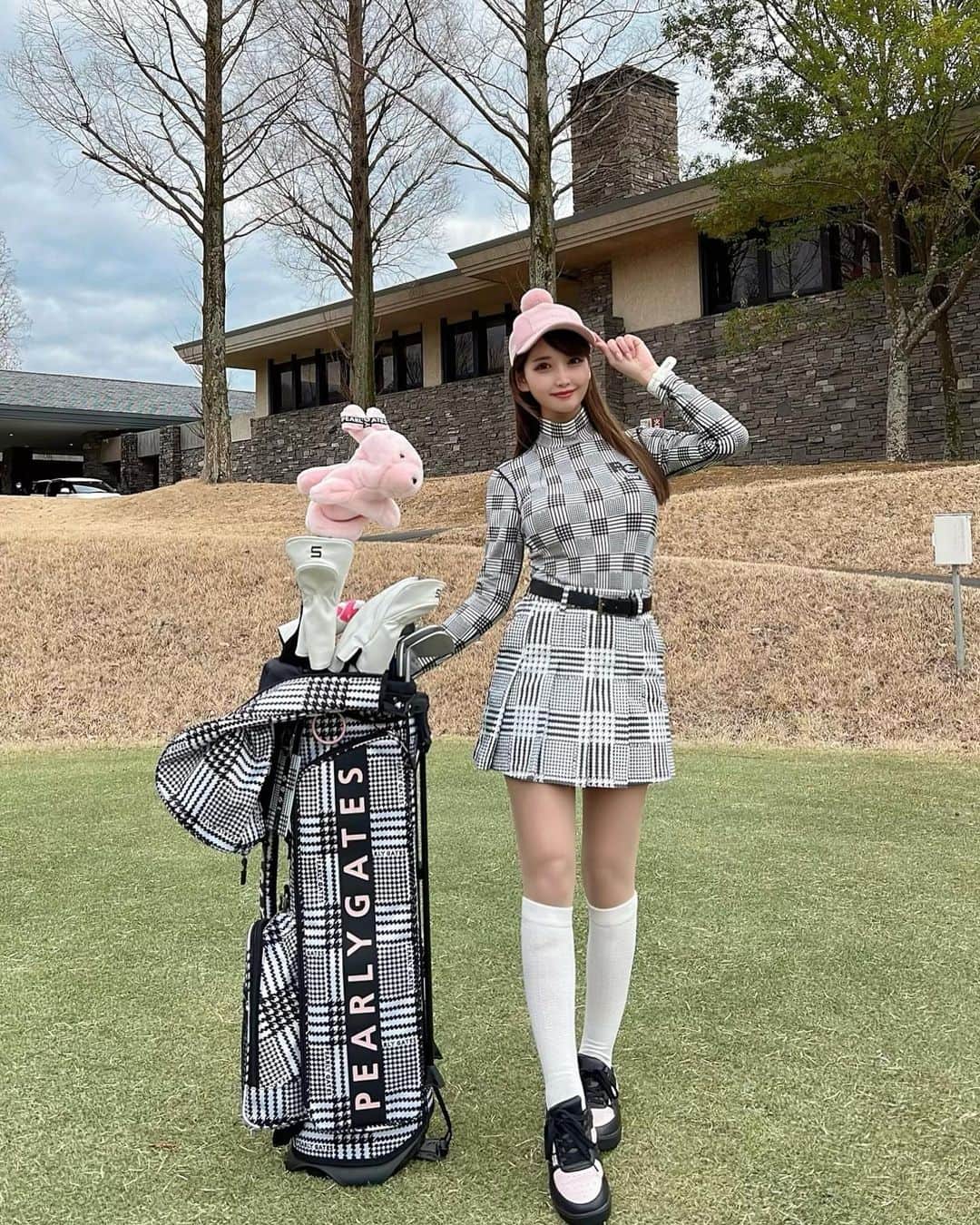 のインスタグラム：「. キャディバッグとリンクコーデ💖 ぽんぽん帽とうさこも良い感じにリンクした🐰💖 . 帽子は @taylormade_golf_japan_apparel_  それ以外は全部 @pearlygates_official だよん💖 . このキャディバッグ、軽くて最高なの〜！ 重いと大変だから助かる😆🤍 . #ゴルフ女子#ゴルフ#ゴルフコーデ#ゴルフウェア#ゴルフファッション#ゴルフバッグ#キャディバッグ#パーリーゲイツ#成田ゴルフ倶楽部 #golf#golfwear#golfswing#golfer#golflife#golflove#golflover#golfstagram#golfgirl#golfgram#pearlygates#japanesegirl#골프#골프웨어#미녀#적합#高尔夫球」