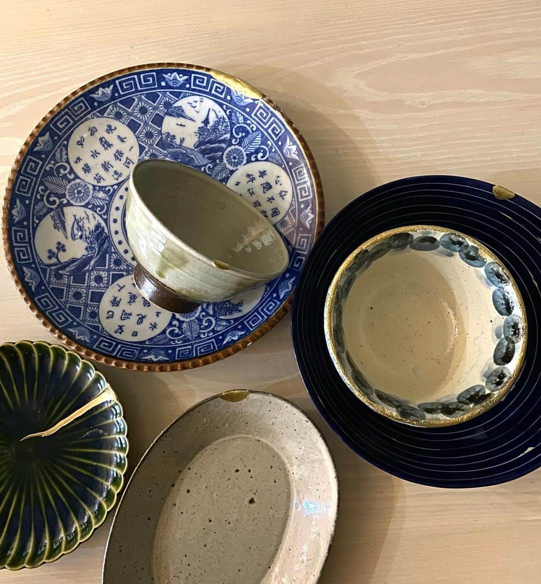 のインスタグラム：「😘 金継ぎセットゲットしてちょっとかけたお皿やお茶碗を自分で修理しました〜お家で使うやつだからなんとなく〜でok😄味がある仕上がりって事で👌食器って簡単に捨てるのが苦手。それに捨てる時にバラバラにしたり？なんかいや〜😭 #金継ぎセット #楽しい　#🤣」