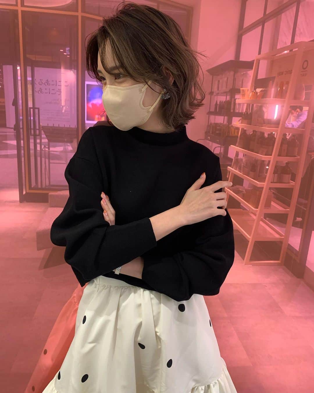 のインスタグラム：「new color 🌸 別のお仕事があるので一旦金髪終わって トーンダウンしました🫠✨ でもハイトーン気に入ってたからまた髪の毛落ち着いたら 復活しようかなぁ😚💕 ＠yukamaegawaさん納めだったんだけど その事はまた別記事で、、、😢 ちなみにこのスカートが 前ストーリーで書いてた可愛すぎるスカートでふ❤️」