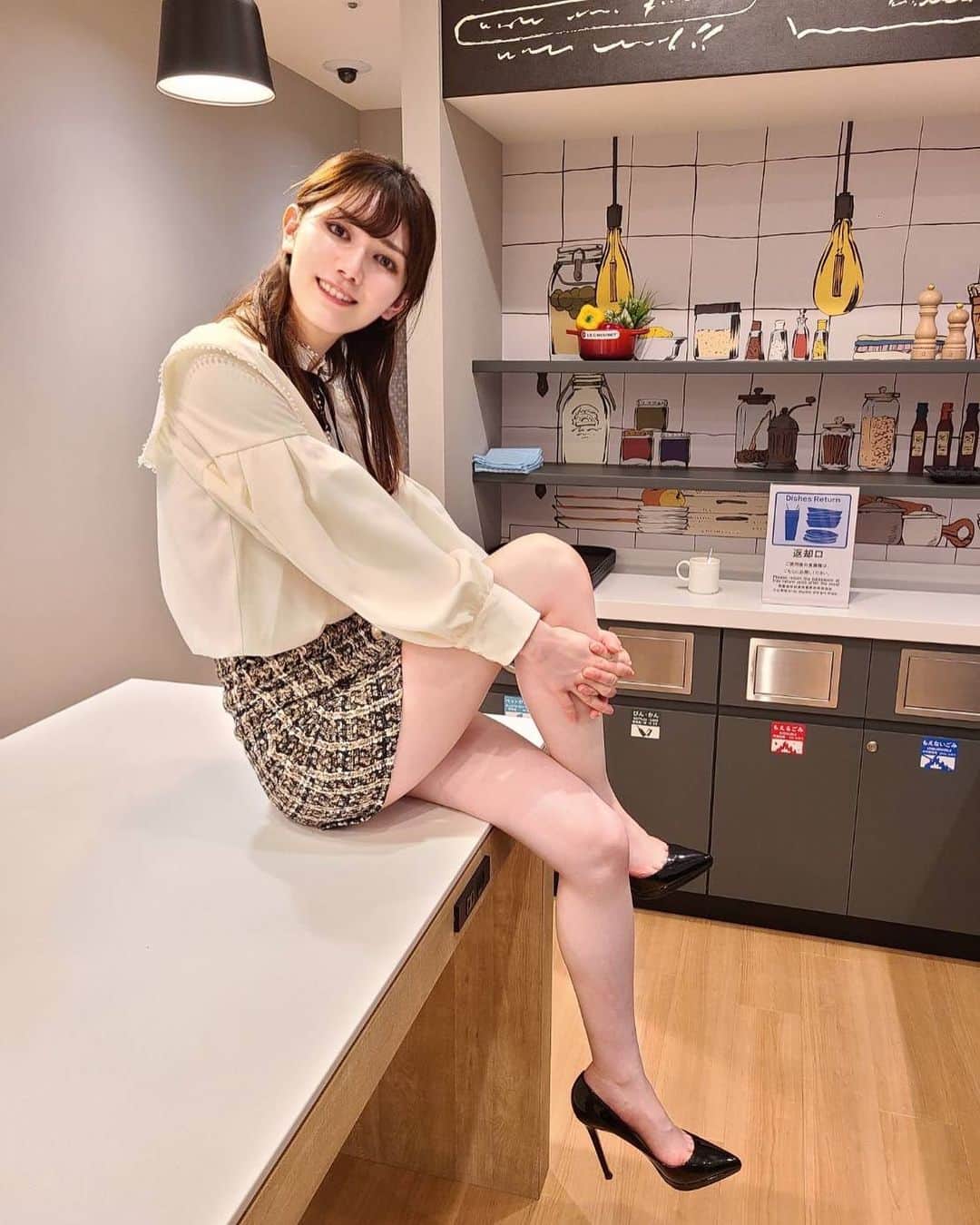 のインスタグラム：「😮‍💨 最近はレコーディングダイエットを始めたよ💝  食べた内容を記録していくの！ それだけ！  私は部屋の壁に貼って、それに記入して 何度も目に入るようにしてる👀  そしたら、お菓子食べてる日の罪悪感すごくて あ、、もうお菓子かきたくないから 食べるのやめとこ、、って自制心きくようになって 最近だいぶ食事メニューが改善された👏  外食もほとんどなく、サラダが増えてきて 確実に健康的になってる🤍  書くだけで本当に簡単だからおすすめだよ〜💘  #レコーディングダイエット記録 #ルブタン　#韓国服　#ツイードスカート　#足痩せ　#お尻　#尻スタグラム #むちむちボディ #むちむち #むちむち女子 #むちむちガール #太ももダイエット #太もも痩せたい #モデル体型　#撮影モデル　#着画モデル　#サロンモデル　#上品コーデ　#美人百花　#モテコーデ　#モテ服　#ハイヒール　#highheelslover #ピンヒール　#louboutinheels #louboutinshoes #デート服　#読者モデル #ミニスカート　#タイトスカート」