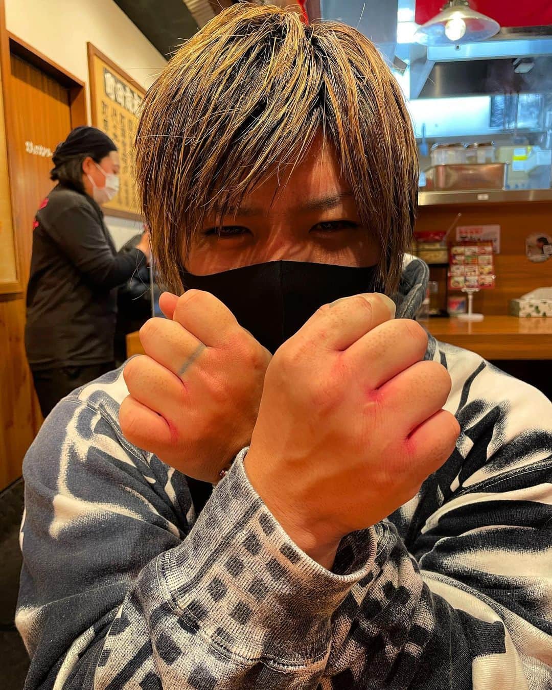 岡康平のインスタグラム：「30分で人はどれだけ痩せる事が出来るのか！の撮影で例の人形を殴りまくった結果 手がドラえもんみたいになりました🥱」