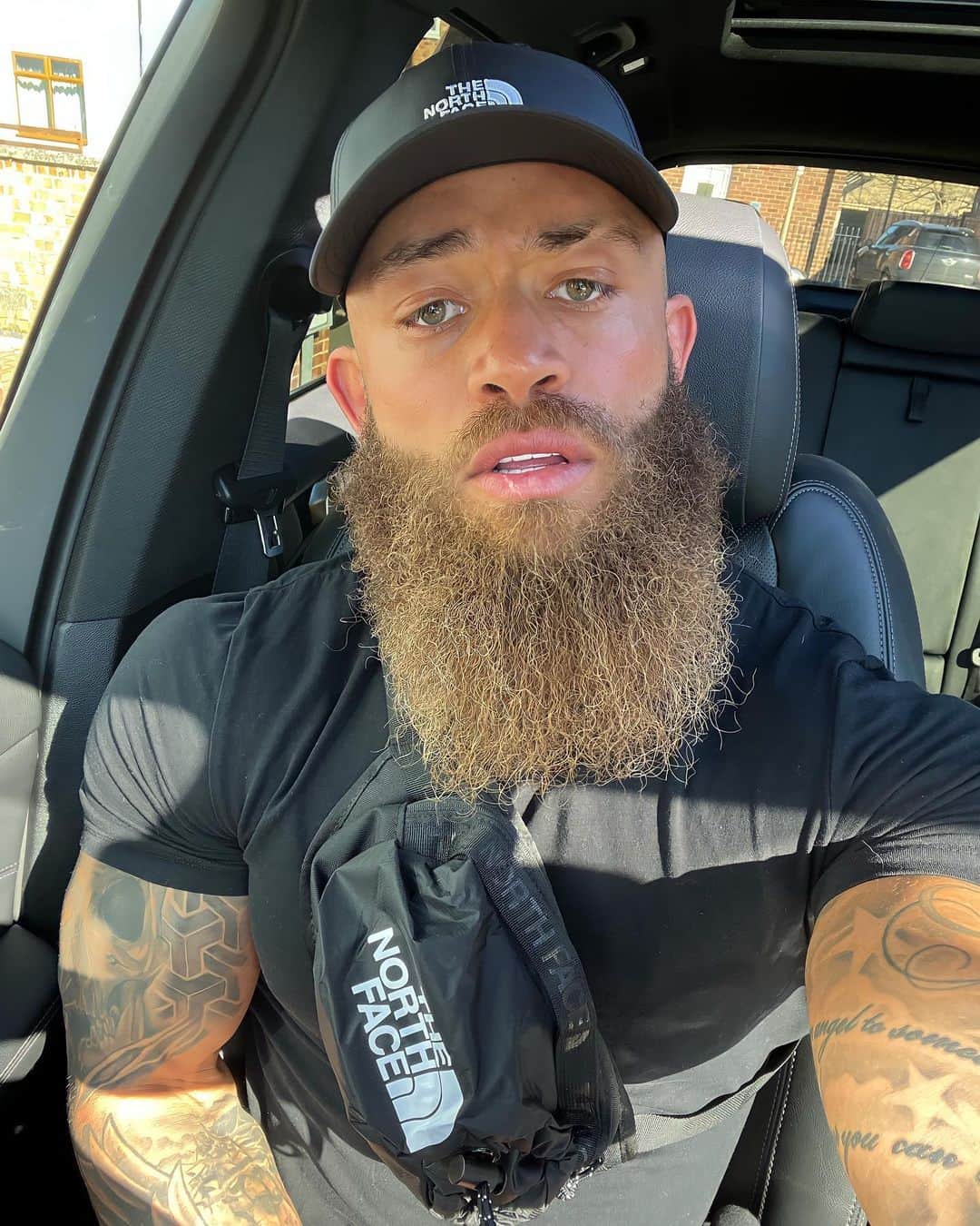 アシュリー・ケインのインスタグラム：「After my first 30 mile run, my maintenance and recovery is imperative so I can continue my training, keep on developing and stay in prime condition ahead of the 100 mile ultra marathon I will be attempting next month.   I want to push my mind and body to extreme limits for the next 20 years, completing physical challenges around the world that less that 0.2% of the population have done.   So I have my performance and health markers checked on a regular basis to make sure my vitamin, mineral and electrolyte levels are at their optimum to perform at my very best, for as long as humanly possible.  This year I have 5 insane challenges booked in already… Let’s f*%king go!  Performance analysis @transformnow.co.uk」