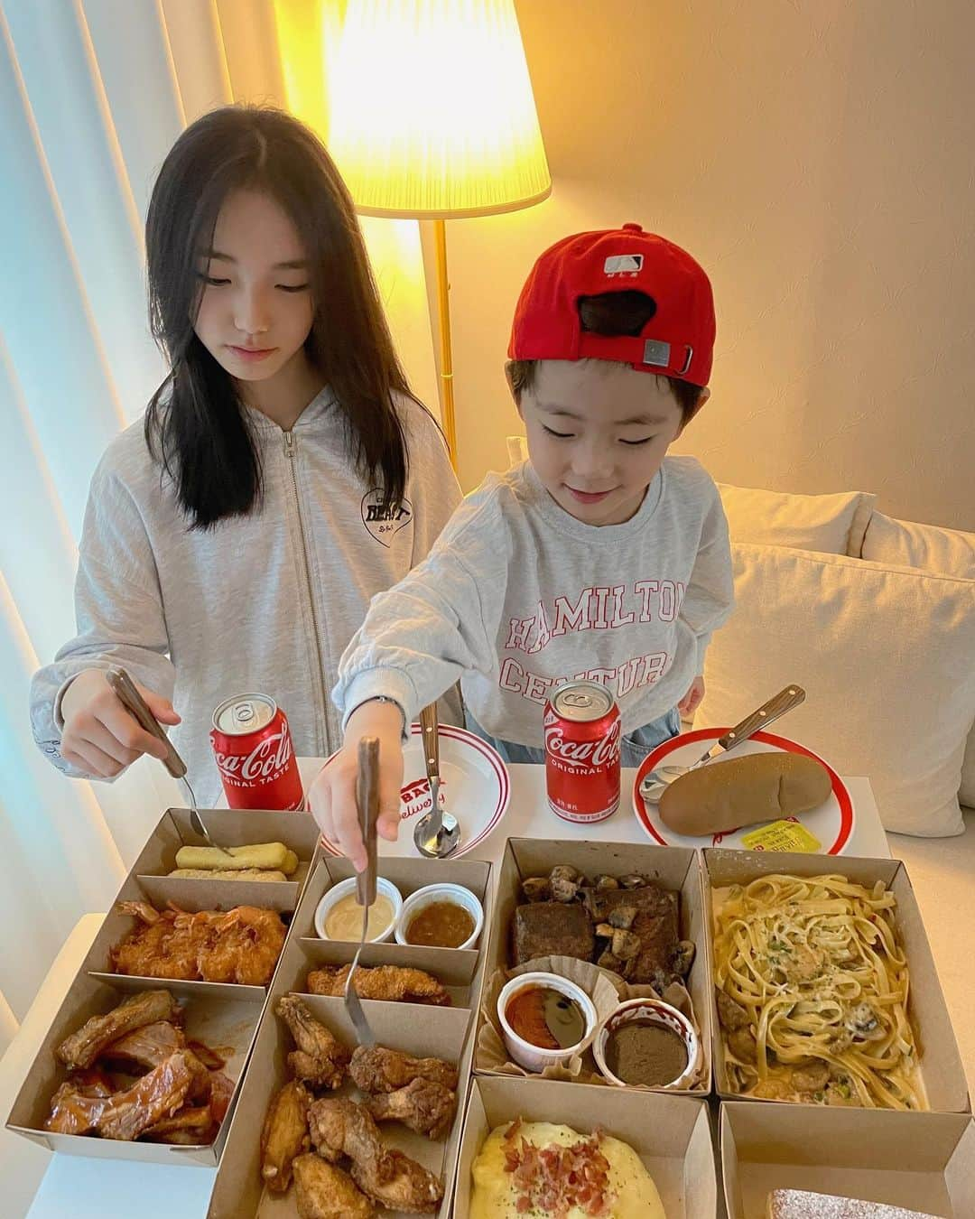 ウンチェさんのインスタグラム写真 - (ウンチェInstagram)「#광고   요즘 같은 때에 제격인 홈스토랑 오픈🦘  우리 은채 최애인 투움바파스타는 물론 , 오직 딜리버리로만 만날 수 있는  더블머쉬룸 스테이크까지 있는 세트 메뉴로 픽 !  그 전엔 배달앱 통해서 주문했는데 아웃백 앱 내에  딜리버리 주문하기가 론칭해서 간편하게 이벤트  혜택 누리며 주문할 수 있었어요😝  그럼 모두 맛저하세요🍽  #아웃백 #아웃백스테이크하우스 #아웃백딜리버리 #norulesjustright #딜리버리 #아웃백배달  #아웃백어플 #아웃백앱 #배달음식 #홈스토랑  #홈레스토랑 #저녁메뉴추천 #온더테이블」3月22日 19時29分 - __leehye