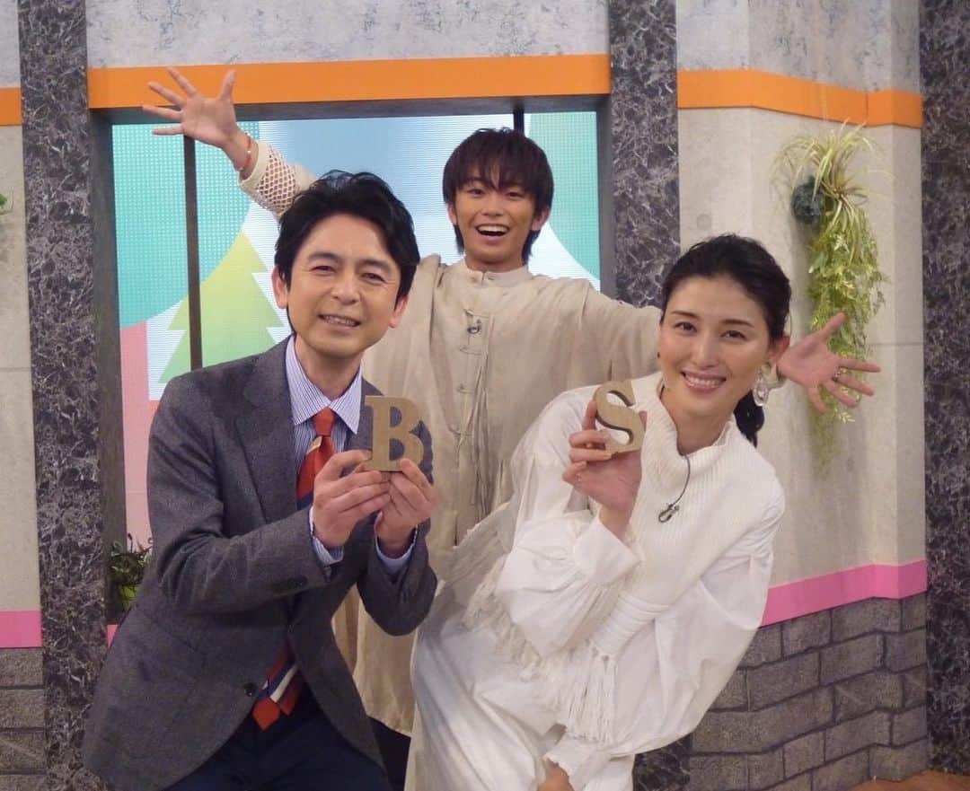 橋本マナミさんのインスタグラム写真 - (橋本マナミInstagram)「明日23日　#NHK #BSコンシェルジュ　が最終回を迎えます😊ゲストは加藤清志郎くん😊ものすごくしっかりされていて小さい頃から活躍されているのですごいなぁ！大きくなったなぁと母のような気持ちです。笑  そして私はMCとして昨年からの参加でしたが、スタッフさんたちの番組作りへの想い、そして毎回素晴らしいお話をしてくださるゲストの皆様。たくさんの刺激をいただき私の宝物となる番組でした(^｡^)  終わってしまうのは寂しいですが、またスタッフの皆様とも会えるように頑張ります😊❗️  NHKさんでは4月から町田啓太さんとの　#漫画家イエナガの複雑社会を超定義　がレギュラーになります☺️興味深い内容盛りだくさんです。お楽しみに💕  衣装　@elendeek」3月22日 19時47分 - manami84808