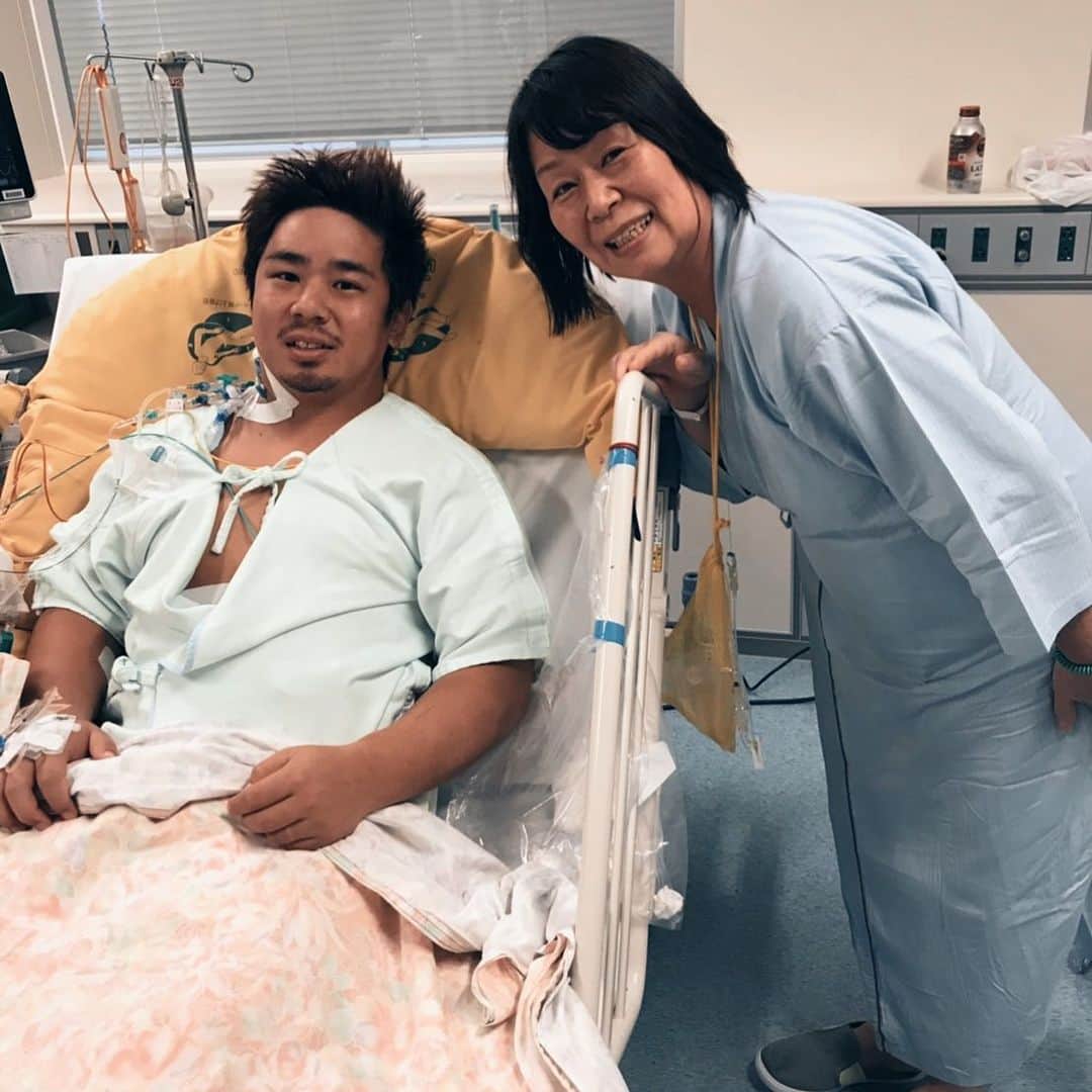 大野愛地のインスタグラム：「#腎臓移植  3年前の今日3月22日、母親から腎臓をもらいました。この写真は手術後ICUで目が覚めた時に撮った写真。  ダンスを始めたのが中学一年生の時で、丁度それくらいに尿検査に引っかかり出し、病気が判明しました。  いつ体が動けなくなるか分からない恐怖と、いつまでダンスが出来るかわからない不安が凄まじくて、自分がテレビ出たり、世界大会行ったり、ギネス獲ったり活躍すればするほど、良い思いをすればするほど、真っ暗な絶望感と闘ってました。  ただそうやって常に隣り合わせやったからこそ、人生で1番自慢できるくらい、死ぬ気で練習やりこんだし、そのお陰で今の自分があると思います。  29歳に体が痺れて動けなくなってきて、周りからオファーいっぱいされてたのに、体が一切ついていかんくて、仕事や私生活に影響が出てきた時母親に「お母さんの腎臓あげる。」って言われた時は泣いたなー。複雑な気持ちすぎて。笑  移植後1発目の仕事が横浜で開催された「ピカチュウ大量発生チュウ」で、改めて人前でパフォーマンスするって言う幸せを噛み締めた瞬間でした。  病気になって、もちろんネガティブな気持ちになりまくったけど、その分人を理解する事を覚えたし、人生一回きりやしフルアウトせなあかんって気がついた。  この病気が僕を大きく成長させてくれて、母親が僕にまた命をくれました。  人生楽しみまくろう🔥」
