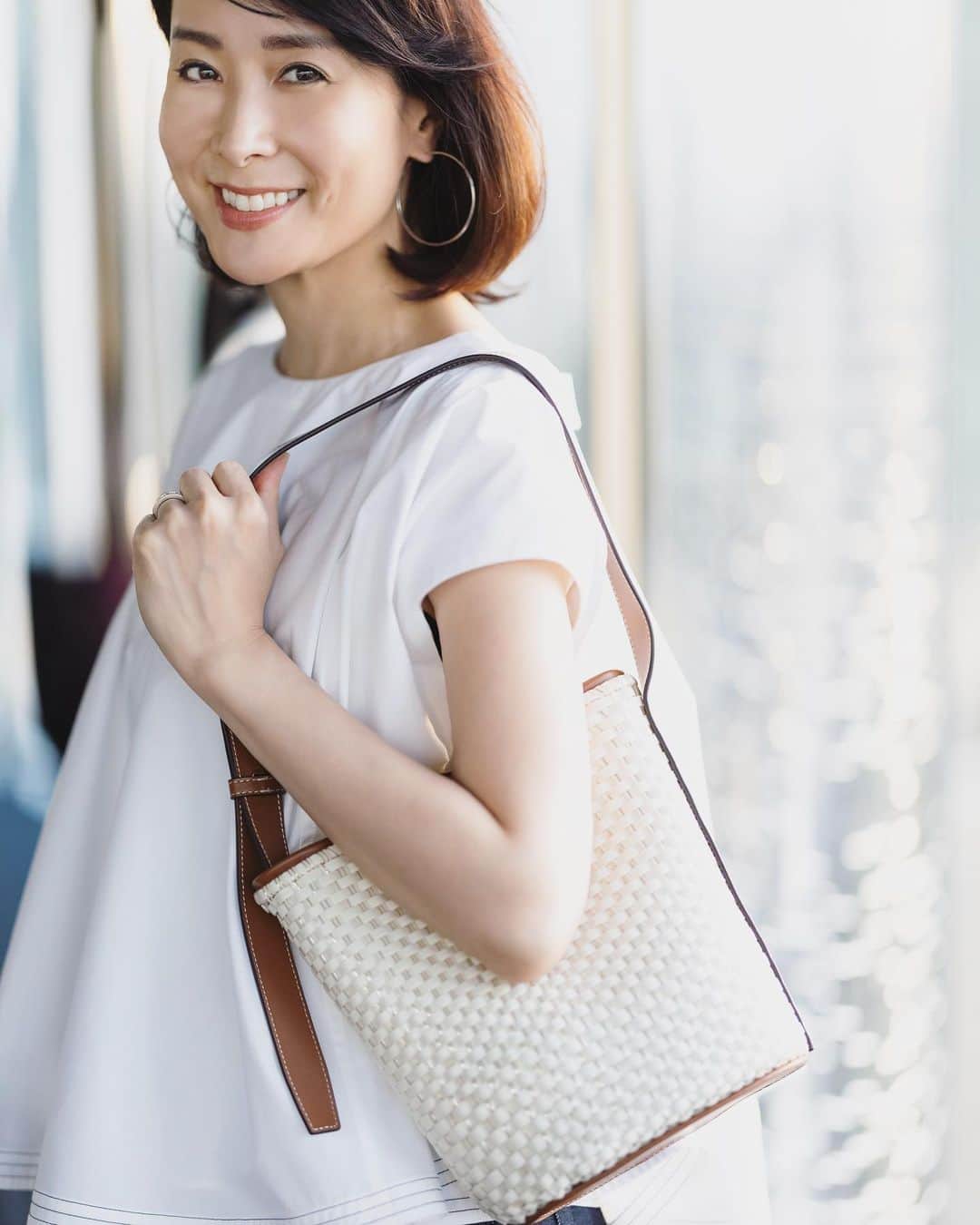 内田恭子さんのインスタグラム写真 - (内田恭子Instagram)「春のポカポカ日和にぴったりのバッグ。 このバケットバッグはANTEPRIMAの春夏の新作。輝くワイヤーと、ハンドルのレザーの組み合わせがなんとも絶妙です。   ANTEPRIMAのワイヤーバッグは職人さんの手によって、ひとつひとつ丁寧に手編みで作られているそうですよ。   バッグ：ANTEPRIMA INTRECCIO BENNA / LATTE OPACO×GOGENTO SEMI   今回ANTEPRIMAのWOMEN'S EMPOWERMENT INTERVIEWのゲストとしてお声がけいただきお話をしてきました。creative directorの荻野さんとのお話は、女性としても、働く人としても魅力的であっという間に時間が過ぎてしまいました。記事の公開は5月末頃を予定だそうです。お楽しみにしていてくださいね。  。   #ANTEPRIMA #アンテプリマ　#PR #bag #バッグ #内田恭子 #kyokouchida」4月6日 14時29分 - kyoko.uchida.official