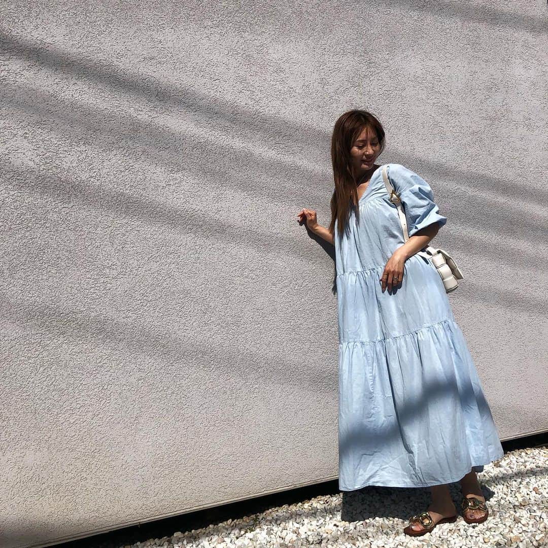 のインスタグラム：「今日の私服です✨  さぁて！これから 新番組の収録いってきまぁす。  #新山千春 #ワンピースコーデ  #ワンピース」
