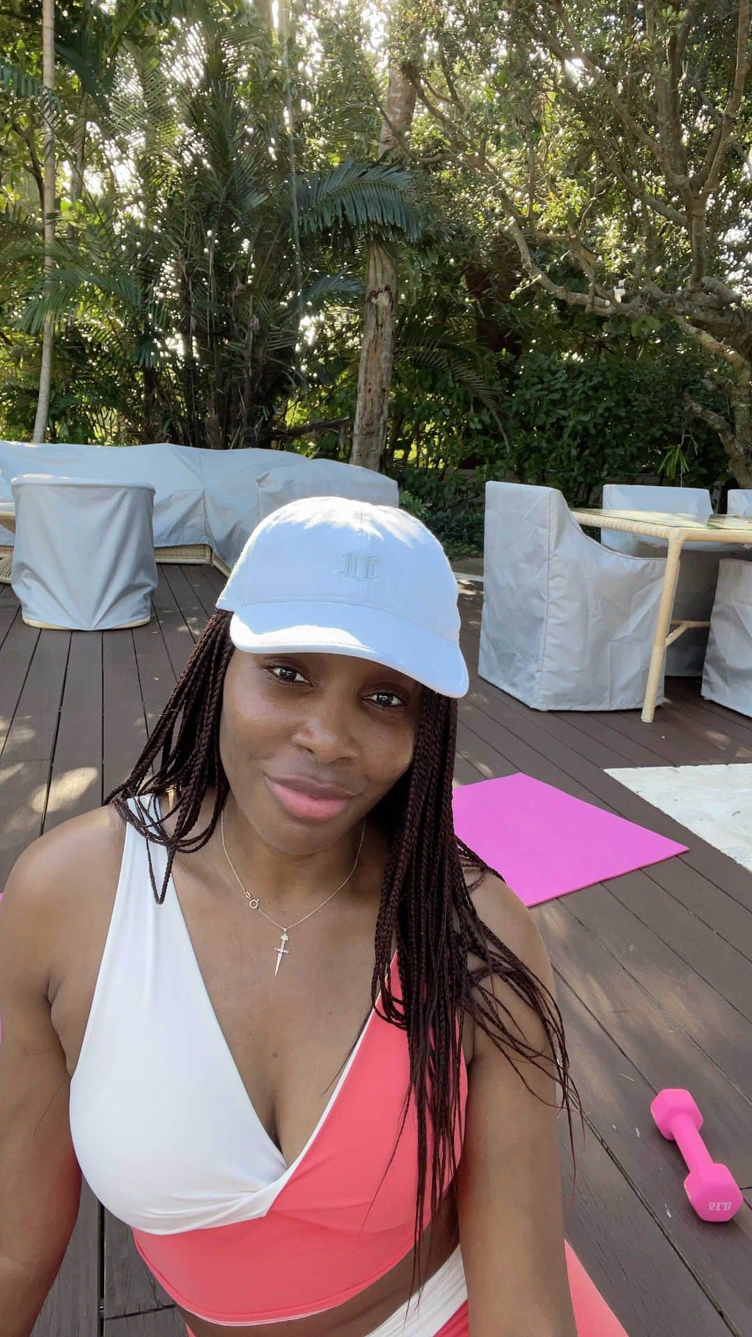 ビーナス・ウィリアムズのインスタグラム：「#coachvenus is back! Core and Gluts, it’s quick and effective! Plus ways to build muscle, recovery and supplementation with protein powder @drinkhappyviking」