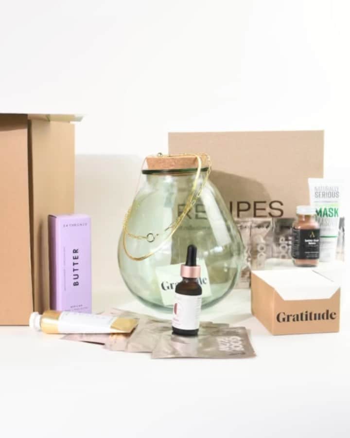 エイヨシャ・カレーのインスタグラム：「🚨 GIVEAWAY 🚨To celebrate the launch of my new subscription box, we’re giving 3 lucky winners a FREE YEAR OF BOXES! That’s four boxes filled with over $1,600 worth of beauty, health and wellness, home, and lifestyle products!   We hand-pick our box products from Black-owned companies, as well as female-owned brands, small businesses, and brands making life as we know it better. This season’s box features brands like @goop @itsbrowngirljane @54thrones @gorjana @apothekaryco and more!   👉*Enter for a chance to win at the link in my bio!*   Tag three friends below who would love to receive a year’s worth of boxes!🎉  Contest ends April 20th at 11:59PM PST. Winners will be chosen at random and contacted on the 21st.   #sweetjuly #sweetjulybox」