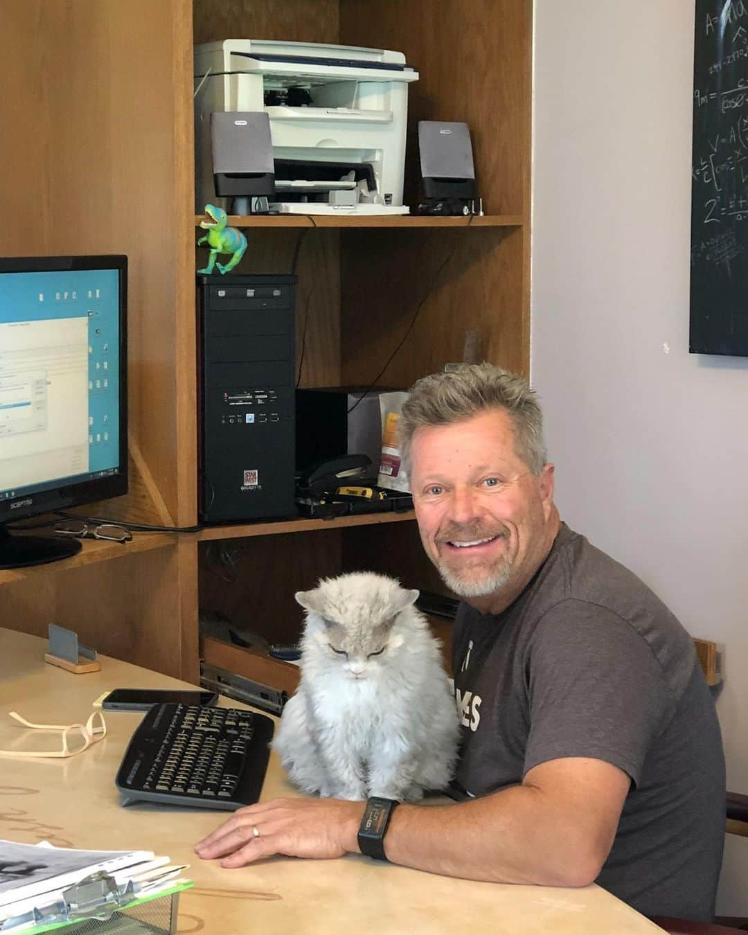 アルベルトのインスタグラム：「Lastly, as Ned’s other half- being a cat dad was a big deal. Cats used to scare him, he wasn’t raised around them & it’s taken many a cat over 30+ years for him to come around. Albert did that. Who rescued who couldn’t be more true.」