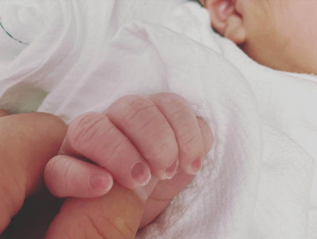 櫻本茉朋さんのインスタグラム写真 (櫻本茉朋Instagram)「2人目が産まれました 元気な男の子です👶🏻 今回の妊娠はつわりが酷すぎて