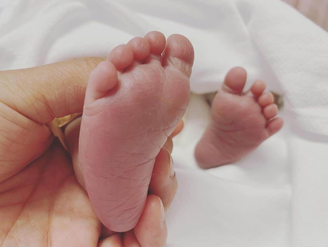 櫻本茉朋のインスタグラム：「2人目が産まれました✨ 元気な男の子です👶🏻  今回の妊娠はつわりが酷すぎて1ヶ月入院したり、産む直前までずっと気持ち悪かったりと前回よりハードモードでしたが、無事に産まれてきてくれて本当にホッとしました🥲  久々の新生児… 小さすぎて…触れるのもちょっとドキドキします🤭笑」