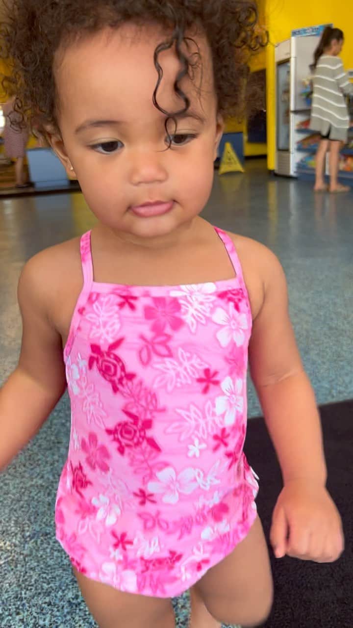 コーデル・ブローダスのインスタグラム：「My baby girl started swim lessons today 💕😍」