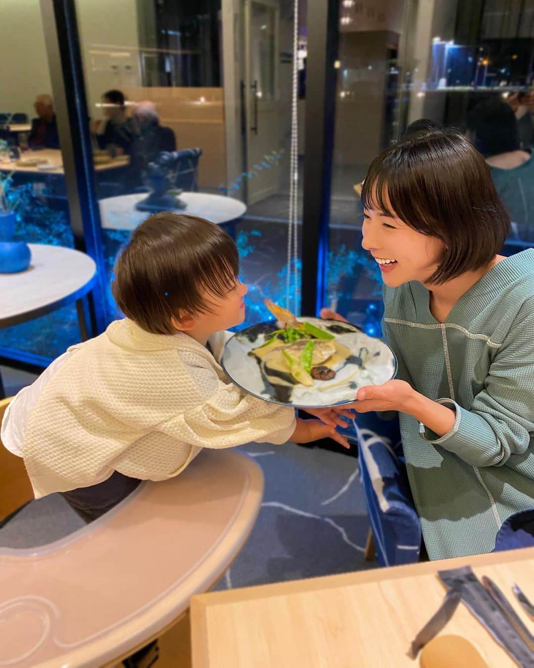 阪本智子さんのインスタグラム写真 - (阪本智子Instagram)「🍽♡  釣った真鯛は、 宇野港から徒歩3分の『UNO HOTEL』内にある  【瀬戸内レストラン BLUNO】で素敵に調理していただきました💗  どの料理も美味しすぎて感動😭✨ 写真でも伝わるかな😍？  釣り後はいつも体力を使い果たしてクタクタなので😅 魚を持ち込んで調理してもらえるのは本当に嬉しい💗  お家で魚料理をする時は基本的に和食なので、 フレンチのコースなのも新鮮でした🐟✨  宿泊者じゃなくても利用出来ますよ😆🎶 宇野で1番おすすめのレストランです✨✨  また食べたいなぁ..🤤  #okayama #uno #unohotel #bluno #redseabream #fishing #岡山カフェ #宇野カフェ #ホテルレストラン #魚料理 #釣り #真鯛釣り #鯛料理 #男の子ママ #阪本智子」4月6日 8時03分 - tomoko_sakamoto423