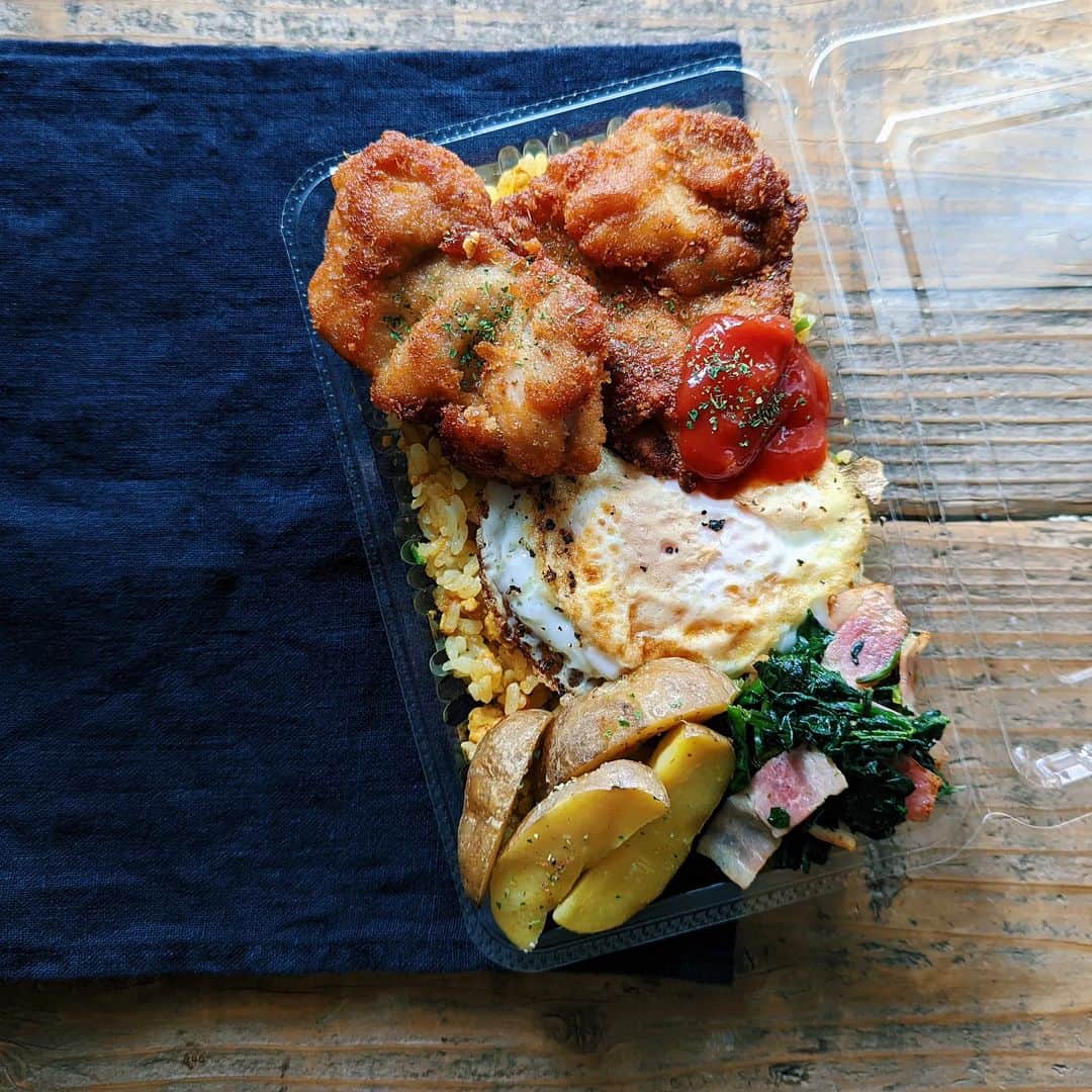 tamiのインスタグラム：「* #お弁当 *  鶏のカツレツ、目玉焼き、じゃがいも、ほうれん草ベーコン、ドライカレーピラフ。  最近似たようなお弁当ばっかりで🙈  昨日からちょっぴりInstagramの調子が悪い。 わたしだけかしら🧐 だからと言って困ってはないんだけどね。 (なんだそれ)  * がんばれ水曜日〜！  #tami弁  #弁当#bento#lunchbox #ランチ#昼食#のっけ弁#旦那弁当 #ごはん#食事#暮らし#お弁当記録」