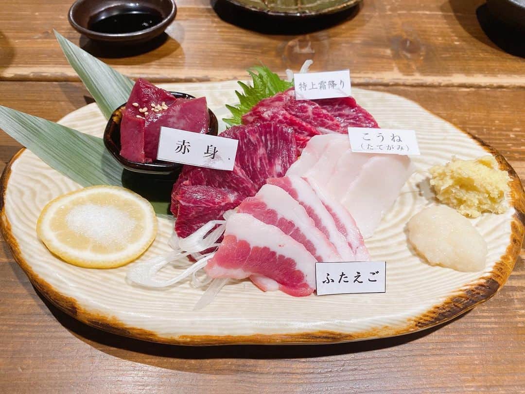 香西かおりのインスタグラム：「久しぶりの馬刺し。 大阪ですが、新鮮でとても美味しいお店。 スタッフさんも若くて、感じも良くてgood‼️  #馬刺し #赤身 #こうね #ふたえご #特上霜降り #酒スタグラム #香西かおり」