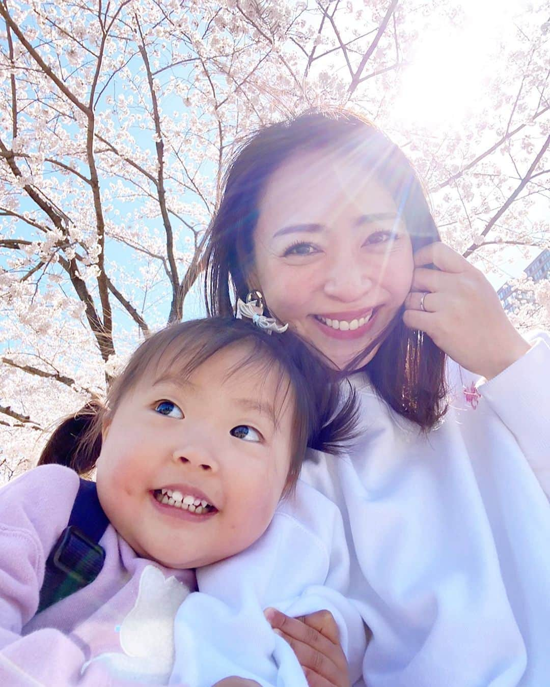 磯部奈央のインスタグラム：「🌸🌸🌸  先週末も、桜を楽しめるかと思っていたら、あいにくのお天気でしたね🥺  娘は会話ができるようになってきたので、道に咲いているお花の話もよくします。娘が生まれて、より季節のお花を私も楽しめるようになっていることに気づきました🥰  #お花見 #🌸 #母娘 #2歳」