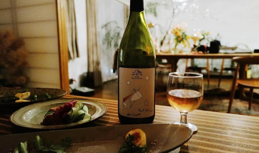 高山都さんのインスタグラム写真 - (高山都Instagram)「昨日でやっと、怒涛すぎる日々が少し落ち着いて、久々に、走ったり片付けたり、お料理したりと、自分の身の周りのことに時間と心を傾けることができた。 そんな日の晩ごはん。 豚キムチ炒め 里芋のから揚げ 春菊と無花果のピーナッツだれサラダ タケノコと菜の花の魚醤炒め 春キャベツのコールスロー お風呂上がり、キンキンに冷やしたビールが美味しかった。 そのあと飲んだワインは @minto_shimouma で買ったもの🍾 しっかり味の白だから、豚キムチのパンチにも負けず。 片付け終わり、ベッドサイドでワイン飲んでたら、寝落ちして朝でした。」4月6日 12時08分 - miyare38