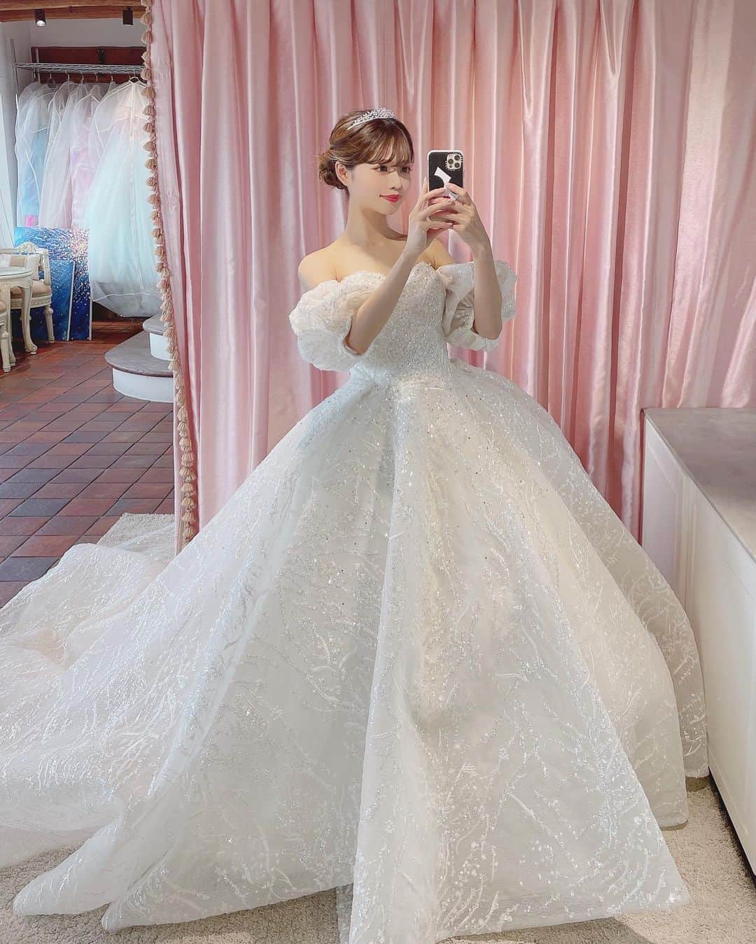 のインスタグラム：「Wedding Dress💍🤍 #プレ花嫁 投稿 no. 6💒 ハニー @thehany_official さんの ウェディングドレス試着の様子です👰 　 　 以前、撮影やブライダルネイルのコラボなどで大変お世話になっているThe Hanyさん💓大大大好きなアトリエです🥰 　  投稿の写真の順に、 1着目クラハ 2着目クレール 3着目グリーンコレットです💒 　 クラハは以前に着させて頂いたヴァレリーに次いで好みの大堂ドレス🥺2.3着目のハニーらしい可愛らしいカラードレスのデザインもとっても可愛い💓ヘッドアクセにお花を沢山付けて頂きました🌸  　 　 The Hanyさん、ありがとうございました👗💒 　  今までのドレス試着やモデルで着用したドレス一覧は #isakoweddding にまとめてあるので是非覗いてみて下さいね💓  　  　 #ウェディングドレス試着#ウェディングドレス#プレ花嫁準備#プレ花嫁と繋がりたい#プレ花嫁応援#プレ花嫁ダイエット#ウェディングドレス選び#weddingdress#bridalhair#bridalmakeup#ウェディングヘア#thehany」