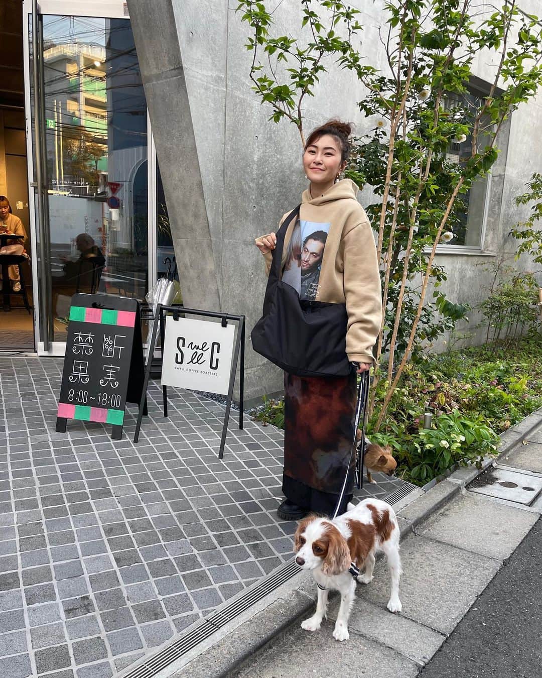 村上佳菜子のインスタグラム：「... るんるんオサンポ🐶🐶❤️ 花粉もぷんぷん🥲  このバックが丁度良くってばよ！！！  #かなこの私服 ↓ 👜 @masterpiece_japan  👚 @littlesunnybiteyoppy  👗 @amerivintage  👖 @matured_official  🥾 @zara」