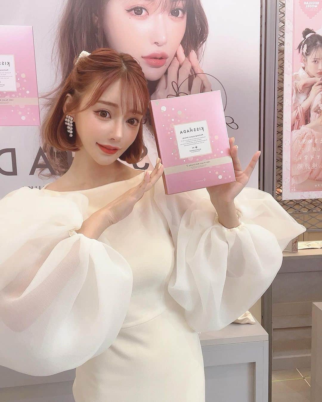 明日花キララのインスタグラム：「先日 @beauty_meets_salon へ来てくださった皆様ありがとうございました！  @kisshada_official は本当に肌がモチモチになりトーンアップするのでお気に入りのフェイスマスクです🫶🏻 季節の変わり目と花粉でお肌がやられやすいのでここ数日連続で使っていますがダメージ知らずですわーい👼🏻🤍 本日は @i_chanu_m_acuod のファッションショーなのでお洋服を綺麗に見せられるよう一生懸命ランウェイしてきます😎🏴‍☠️🖤 皆様にとっても今日が素敵な日になります様に🌸🕊」