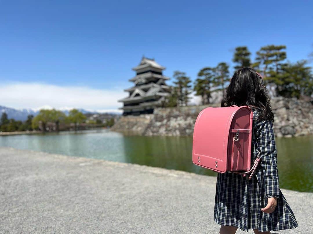 セゴリータ三世のインスタグラム：「ピカピカの1年生🎒  #小学生女子  #1年生 #じかんたつのはやすぎ」