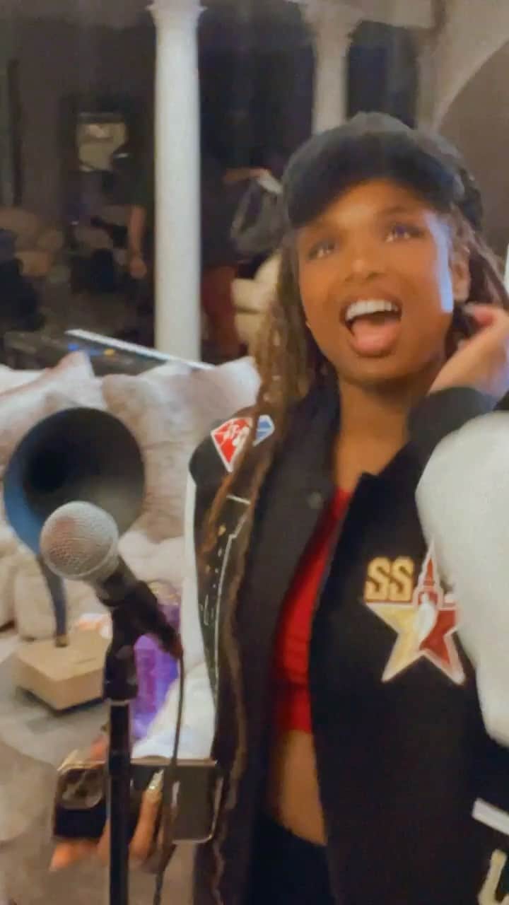 ジェニファー・ハドソンのインスタグラム：「I’m over here tryna be a Hudsonette ! This ain’t easy! Hold up ! Jhud and the Hudsonettes bout to hit these streets again ! We got this ! Team Jhud , where Yal at ? Yal already know that  boss lady got work to do!」