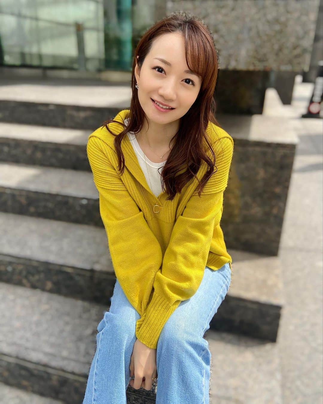 のインスタグラム：「❤︎ 最近、鼻がムズムズ🥸目もかゆい👀 この時期大変な皆さん！頑張って乗り切りましょう🌸 ❤︎ 収録の合間に、良いお天気だったのでウロウロお散歩🚶‍♀️ その時の一枚です🍀 ❤︎ あーピクニックしたい🍓🍌🍫 ❤︎ ❤︎ #でこ  #スターダスト #フリーアナウンサー  #cos #fashion #春  #아나운서」