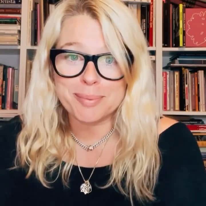 のインスタグラム：「As many of you know, I’ve been building @TheConversation Community—a safe place to have the hard conversations that make life a little easier. And it launches on @MightyNetworks in exactly ONE WEEK!   Join me and other like-minded women #OnMighty—in a safe and private community to receive and offer support. You’ll get to join live conversations with me, experts, and other members and have access to an exclusive content and a library of clips from The Conversation archives, book and resource recommendations, surprise giveaways… and more.   Click the link in bio to join the wait list and be one of the first to know when the doors open. We’ve already got so much planned for you. I can’t wait to see you there! 💖」