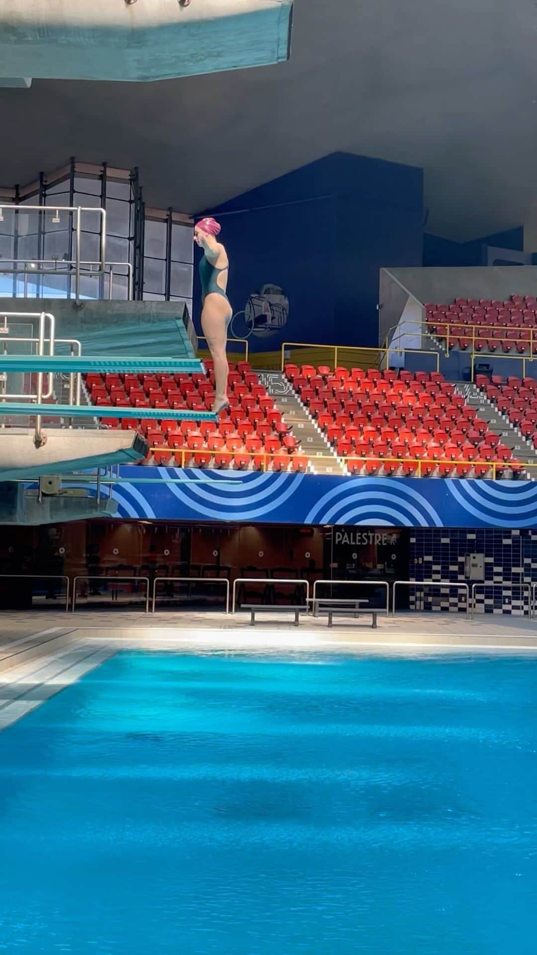 パメラ・ウェアのインスタグラム：「Tuesday inwards!  • #diving #reels #divingcanada #inward #401b #403b #405b #insquebec #parcolympique #reeloftheday #postoftheday」