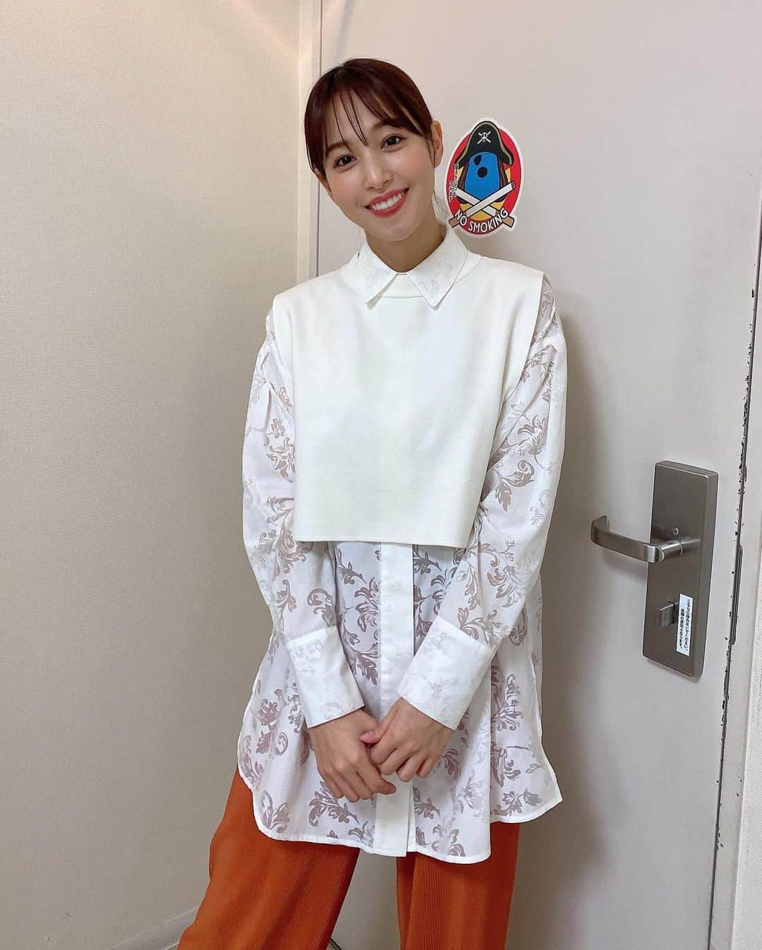 鷲見玲奈さんのインスタグラム写真 - (鷲見玲奈Instagram)「. 昨日の私服🌸 オールホワイトのワントーンコーデにしたかったけど、雨だったのでオレンジパンツにしました🧡  カラーパンツ好きすぎて大量に欲してる🥺 今欲しいのはピンクー！！  春がきたと思いきや、恥ずかしがり屋さんなのかしら、1回引っ込んじゃいましたね😳  寒い寒い❄  みなさま寒暖差で体調を崩さぬようお気をつけください！！  #私服 #春コーデ #シャツコーデ #カラーパンツ #カラーパンツコーデ  #amerivintage #イヤリングつけ忘れ」3月23日 6時32分 - sumi__reina