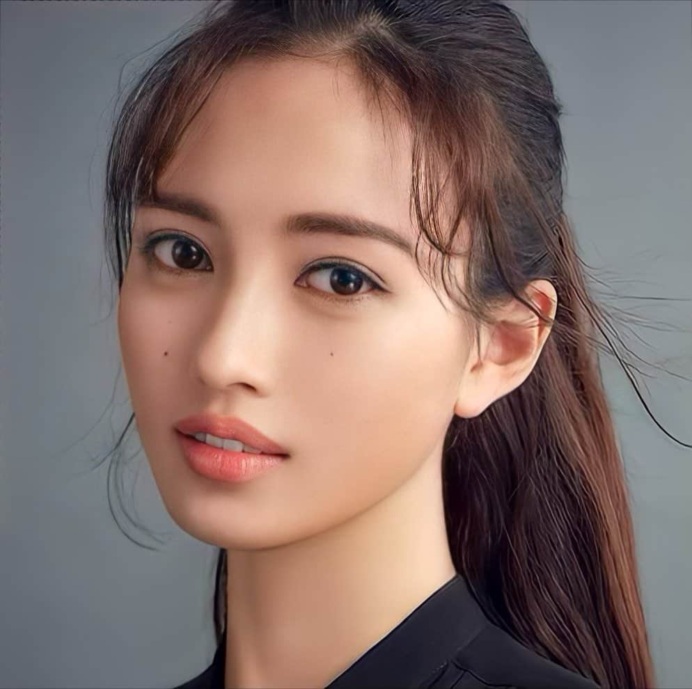 宮内理沙のインスタグラム：「🌹 . . チャームポイントは左右対象のほくろです🙋‍♀️(片方メイクでかなり薄くなっています) 皆さんのチャームポイントは何ですか🌸？？ . この時のメイクかっこよくて新鮮だった😚❤︎ . @shiseido  @shiseido_japan  #shiseido #唐突なチャームポイントのお知らせ」