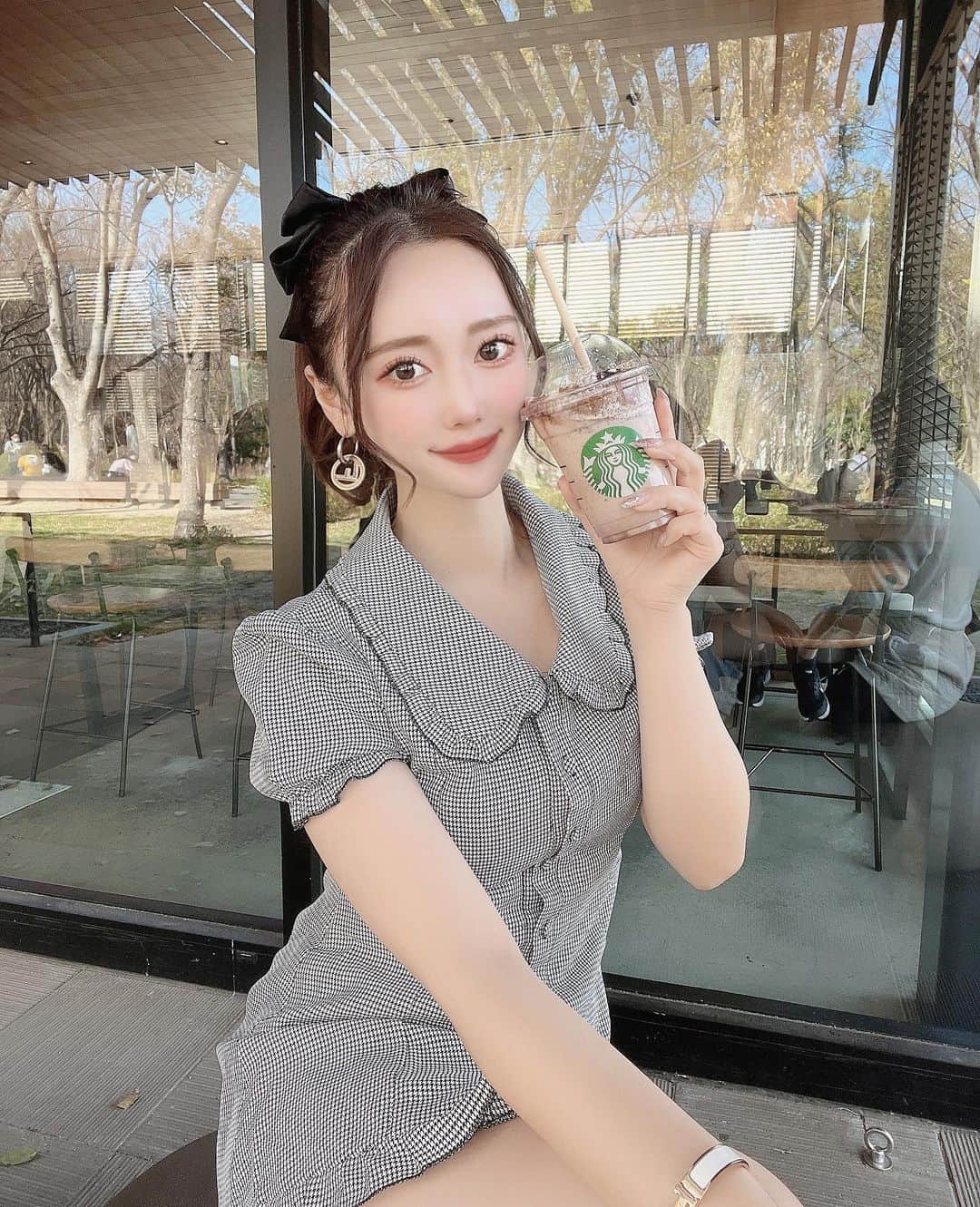 のインスタグラム：「お花見日和の日🌸  妹達と、いとこ達と大阪城公園で お花見ピクニックしたよ〜！！  楽しかったぁ〜！ 桜はもうすぐやったかな〜🥱 この日は暖かかったけど 暖かくなったと思ったらまた寒くなったし 早く暖かくなってほしいなぁ〜🌸  スタバカスタムはいつも、 バニラフラペチーノに、チョコチップとチョコソース でオレオみたいになるから美味しくておすすめ🥱💕  #大阪城公園#ピクニック#お花見 #桜#大阪城#いとこ#mysis#sister #スタバ#スタバカスタム#Starbucks」