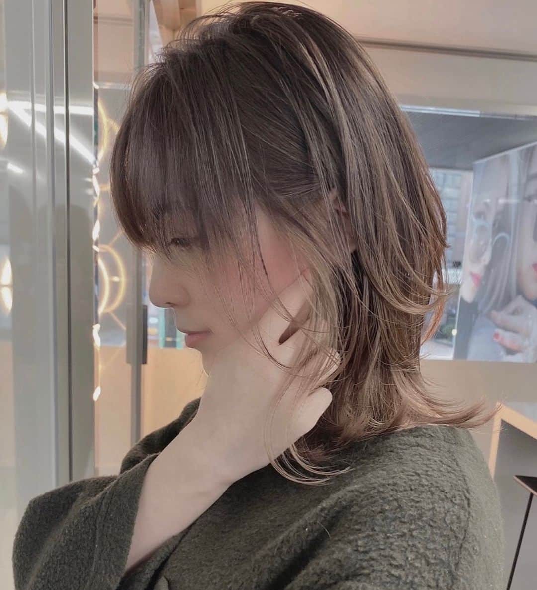 松井珠理奈のインスタグラム：「新しい髪色🥰✨ グラデーションにミルクグレーのイヤリングカラーを入れました🧋💕  #haircolor #hairstyle  #ヘアカラー  #ヘアスタイル  #グラデーションカラー  #イヤリングカラー」