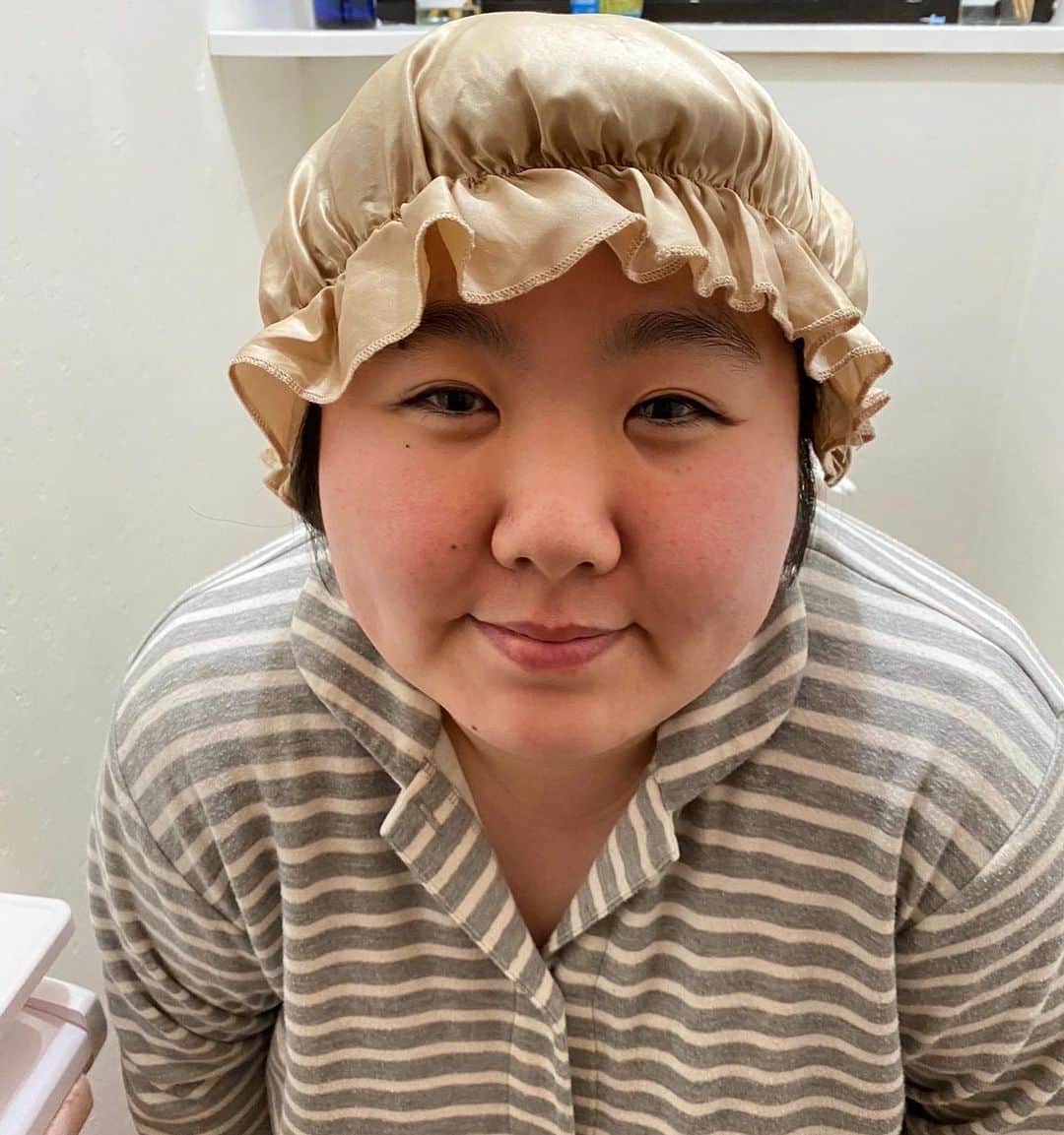 のインスタグラム：「. 寝癖つかへんから、かぶりーって、妹が被せてくれました。  明日、寝癖つきませんように🙏  おやすみなさい🙇‍♀️  #ナイトキャップ #みんなこんな感じになるんかな ？ #突然ナイトキャップ被せられたらこんな表情なるんやね #頼んだよナイトキャップ」