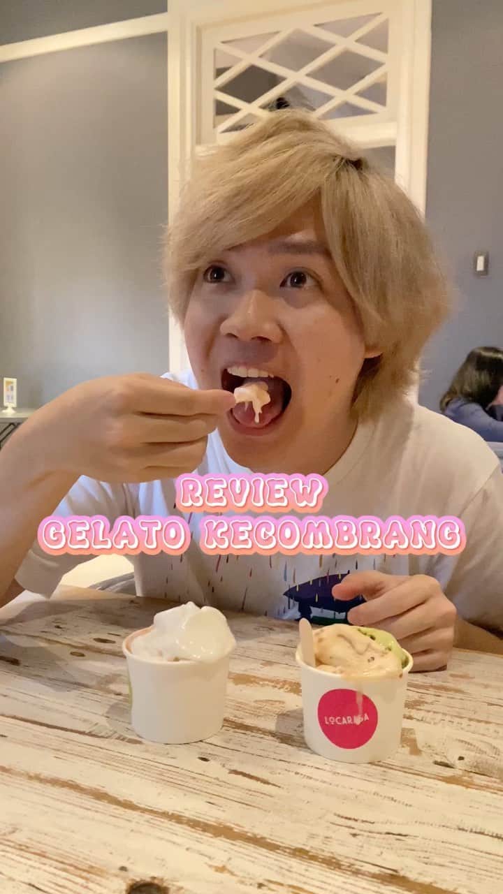 のインスタグラム：「Coba makan Gelato rasa Kecombrang, Klepon, Martabak! Lucu banget kan? wkwk Kalian harus coba nihh!  Rekomendasi aku Coconut dan Lime sherbet😂  #gelatokecombrang #gelatomartabak #gelatoklepon  #gelatoindonesia #menuviral  #よしもとリール劇場」